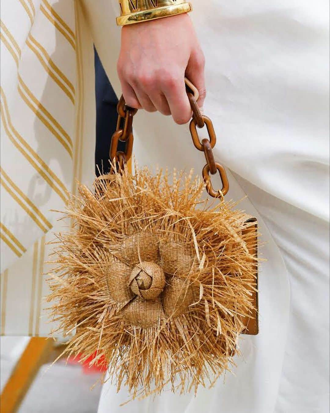 Vogue Italiaさんのインスタグラム写真 - (Vogue ItaliaInstagram)「Fashion Trend: Straw Bags. Tap the link in bio to see some tips by @olivaselene. Which is your favorite one?」7月16日 21時01分 - vogueitalia