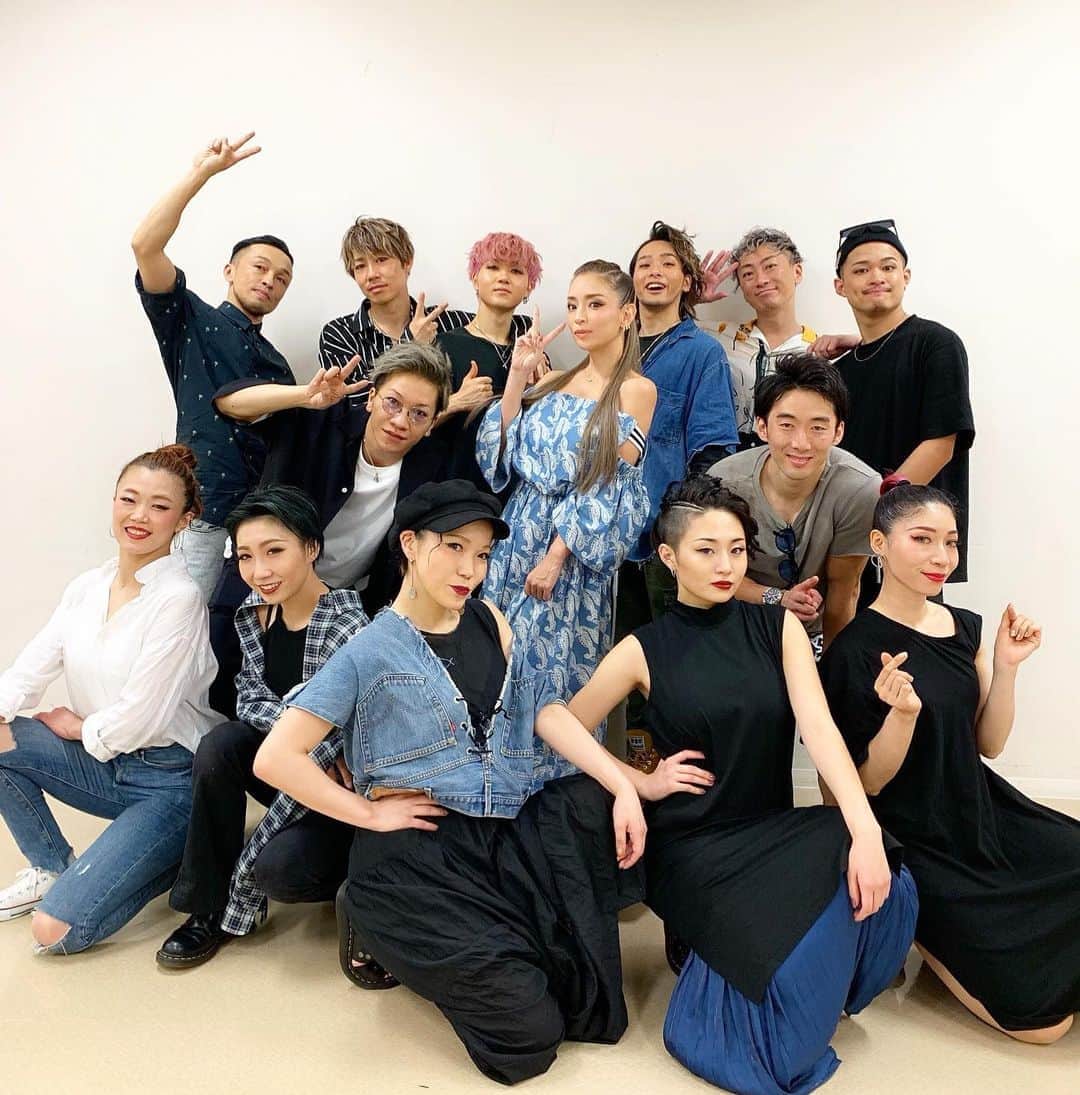 のインスタグラム：「選ばれし300人のハイテンションTAがとあるスタジオに集結してくれての収録🎥⤴︎⤴︎⤴︎✨﻿ ﻿ 毎週毎週顔合わせすぎてて 一緒にいるナチュラルさがやばい一座のみんなと笑、久しぶりにリキとみなみも参加してくれたよん😘﻿ ﻿ OnAirの日はまたお知らせいたします🎉﻿ ﻿ 私のドジっぷりが炸裂してみんなを笑わせてばっかりで大変失礼いたしました、まぁ大体いつもあんなです。。。🤫」