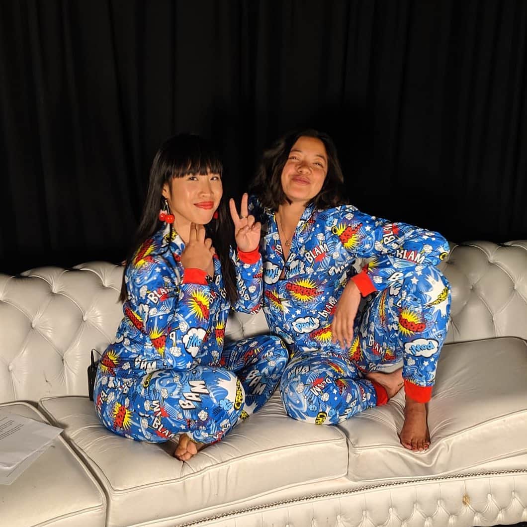 ナオミ・シマダのインスタグラム：「we got to interview the official psychopath consultant for @killingeve mark freestone on this very special episode of the podcast. we spoke about the different ways male & female psychopaths operate as well as a v helpful informative guide on how to identify different kinds of narcissism! and yes, me and zing are wearing custom villanelle pjs, this summers most wanted chic look! now everywhere u listen to podcasts ~ link in bio BABY 😉」