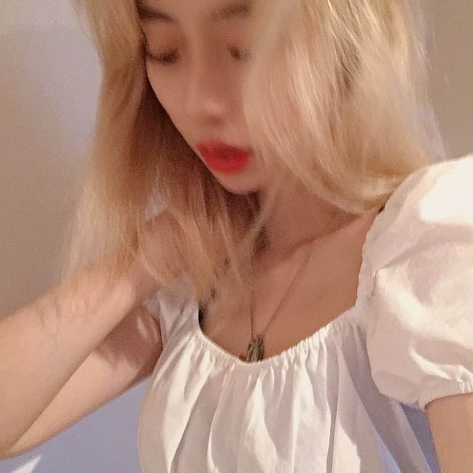 原涼香のインスタグラム：「ㅤㅤㅤㅤㅤㅤㅤㅤㅤㅤㅤㅤㅤ 夏はブロンド〜 赤リップと合わせるのが🐻❤️ ㅤㅤㅤㅤㅤㅤㅤㅤㅤㅤㅤㅤㅤ」
