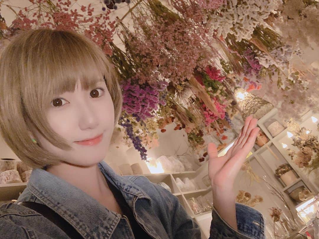 高松雪乃さんのインスタグラム写真 - (高松雪乃Instagram)「‪ドライフラワー可愛い！‬ ‪沢山あった😊実はドライフラワーが好きで、お部屋の壁に吊るしてるのですが、こんな沢山のお花に囲まれた部屋にしたい♡‬」7月16日 21時04分 - yukinotakamatsu