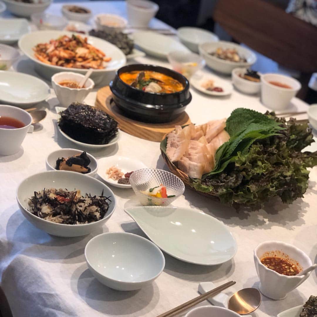 keikobun34さんのインスタグラム写真 - (keikobun34Instagram)「・ @seonheewoo  先生の 韓国料理教室に 娘と一緒に行ってきました。 韓国料理は食べるのは好きだけど、 難しそうに思えて簡単なものしか お家では作らなかったので、 とっても楽しみに参加しました。 ・  今日のメニュー ・ ○ひじきとアワビの炊き込みご飯 ○アサリ入りピリ辛テンジャンチゲ ・ ○パプリカの水キムチ ○蒸し豚(塩辛と一緒に) ○エリンギとキクラゲのチョリム ○夏白菜のコッチョリキムチ ・ ・  先生が先日行かれた済州島のメニューでした。 とっても美味しかった‼︎ 知らなかったことも沢山あったけど、 身近に感じお家でも作れるものもあったので、 作ってみます♥︎ ・ ・ #韓国料理#韓国料理教室 #料理教室#korea#koreafood  #済州島#済州島グルメ#済州島ごはん #アラフォー#アラフィフ #アラフォーライフ#アラフィフライフ」7月16日 21時04分 - keikobun34