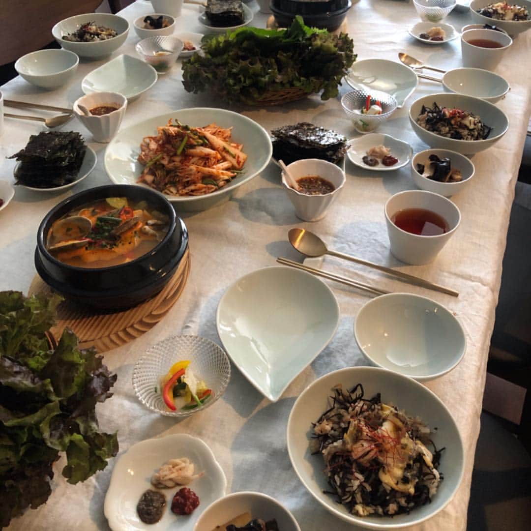 keikobun34さんのインスタグラム写真 - (keikobun34Instagram)「・ @seonheewoo  先生の 韓国料理教室に 娘と一緒に行ってきました。 韓国料理は食べるのは好きだけど、 難しそうに思えて簡単なものしか お家では作らなかったので、 とっても楽しみに参加しました。 ・  今日のメニュー ・ ○ひじきとアワビの炊き込みご飯 ○アサリ入りピリ辛テンジャンチゲ ・ ○パプリカの水キムチ ○蒸し豚(塩辛と一緒に) ○エリンギとキクラゲのチョリム ○夏白菜のコッチョリキムチ ・ ・  先生が先日行かれた済州島のメニューでした。 とっても美味しかった‼︎ 知らなかったことも沢山あったけど、 身近に感じお家でも作れるものもあったので、 作ってみます♥︎ ・ ・ #韓国料理#韓国料理教室 #料理教室#korea#koreafood  #済州島#済州島グルメ#済州島ごはん #アラフォー#アラフィフ #アラフォーライフ#アラフィフライフ」7月16日 21時04分 - keikobun34