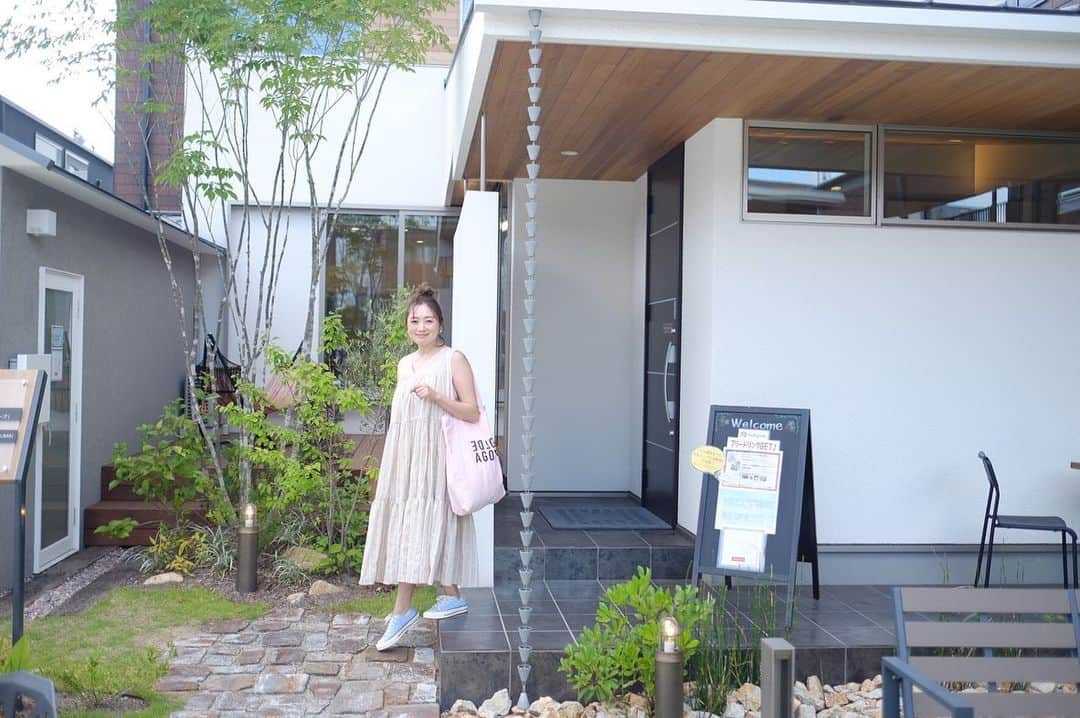 Keikooooooさんのインスタグラム写真 - (KeikooooooInstagram)「先日は、岡山問屋町にある @healthy.home_official さんの @takumito1006 さんへお邪魔しました。結婚が決まってから、借りるより買おうって話になっていて、1年ぐらいずっと家について色々みてきました。今回は、設計士さんと相談しながらの自由設計のお家の @takumito1006 さんへ。 土地探しやお金のこと、色んな相談に親身になって考えてくださいました。こんなお家に住みたいと言うのもあるけど、担当の方が本当に素敵な方で、こんな人にお世話になりたいなと思わせてくれる方でした！（スワイプ→8、9枚目！） お顔は星で消しちゃったけど、笑顔の素敵な頼りたくなる方でした。家づくりが現実的に夢が膨らむタクミトのお家。候補に上がりました！ #ヘルシーホーム　#新築注文住宅 #マイホーム計画 #マイホーム計画中 #新築マイホーム  #takumito #タクミト #一級建築士 #問屋町 #問屋町テラス #問屋町テラス住宅展示場  #岡山県 #岡山家づくり#岡山木の家」7月16日 21時05分 - keity1011
