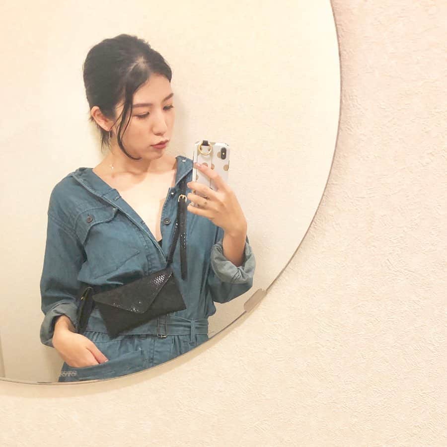 azのインスタグラム：「【夜朝昼、昼から続く夜。】 自分の欲求には素直でいたいものだ。﻿ そうは思っても大人なので気軽に泣いたり気軽に怒ったりはできそうもない。﻿ そうはいっても大人なので、素直さを履き違えて勝敗無形の感情ゲームに走ることがある。﻿ あたかも自分が全てを支配しているような気になったり﻿ この茶番劇の裏にはスカイウォーカーもびっくりな壮大なストーリーが隠されていたり﻿ ﻿ するかもしれない。﻿ まぁ、大体は勘違いなのだけど。﻿ ﻿ 夜。大人気なくおいおい泣きながら歩道橋を登る。途方もなくだるくなった首をあげてみると﻿ 目に映るのは月でも星でもなく、いつまでも残業をする人を束縛する高層ビルの明かりで安心した。眠らなくていいんだこの夜は、知らない誰かも眠れずに過ごすのだから。﻿ ﻿ 朝。天文学的数字よりかはよっぽど優しい確率で好機が訪れることを期待しながら﻿ 人混みの中に答えを探す。﻿ 今日もだるそうに同じ方向へ向かうサラリーマン。﻿ 私は毎朝、ちょっと人よりカラフルで、ちょっと目に留まる、素敵な服を着ている。﻿ 人の流れに逆らうようにふわふわと背筋を伸ばし歩く私を見て、﻿ 彼らの朝に彩りを与えられたら良いな﻿ なんて、とんでもなく自意識過剰で傲慢な世界平和を押し付ける。﻿ ﻿ 昼。滅多に食べないランチを食べる。作戦会議といったところだ。﻿ 知れば知るほど知りたくなる。ゲームは負けると苛立つ。﻿ 攻略法はできるだけ見たくない。勝つまで戦う。賞品には無関心。﻿ パスタ一皿は私にとって多すぎるのだけど﻿ 一時間しかないので急いで食べて喋って、身振り手振りに忙しい。﻿ お腹が満たされるといよいよ好奇心が溢れ出す。﻿ 皿に残ったソースも、本当はパンですくって食べてしまいたい。﻿ 私の目の前に出てきたくせに、残してもらえるとでも思ってるのか。﻿ それこそ傲慢だろう。﻿ 「もうお腹いっぱい」﻿ 腹4分目で女は言う。本当はまだまだいける。﻿ それはぶりっ子ではなく、本心なのだ。﻿ 「お腹いっぱい」と「もう食べられない」は全然違う。﻿ できればいつもお腹いっぱいでいさせてほしい。﻿ ずっといろいろ食べていたい。﻿ たまにはフォークとスプーンがお行儀よくならぶテーブルで。﻿ たまには指をしゃぶりながらシーツを汚すベッドサイドで。﻿ ﻿ 昼から続く夜。﻿ 実をいうと空腹が好きなの、とは言わずに食べたいフリをする。﻿ だってそっちの方が、「天文学的数字よりかはよっぽど優しい確率で好機が訪れる」んだから。﻿ 今日はどんな夜になるかしら。﻿ ﻿ ﻿#残業 #残業だ #残業です﻿ #残業ですか #残業ですって #残業ですが何か #ポエム #ポエスタグラム #ポムポムポエム」