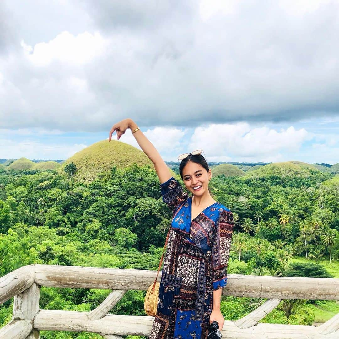 遊海 Yuumiさんのインスタグラム写真 - (遊海 YuumiInstagram)「Nature made dessert😋 The Chocolate Hills 🇵🇭 to me it looks like Matcha green Tea flavor chocolate hills 😆 自然のデザート ！ チョコレートヒルズ ！ 私には抹茶チョコレートヒルズに見える😆 tour with @mithiresortandspa #mithiresortandspa #mithiresort #boholtour #tour #yuumitravel #bohol #boholisland #beauty #nature #asia #travel #philippines #philippinestravel #chocolatehills #chocolatehillsbohol #bohol #フィリピン #ボホール島 #チョコレートヒルズ #the_ph」7月16日 21時12分 - yuumi_kato