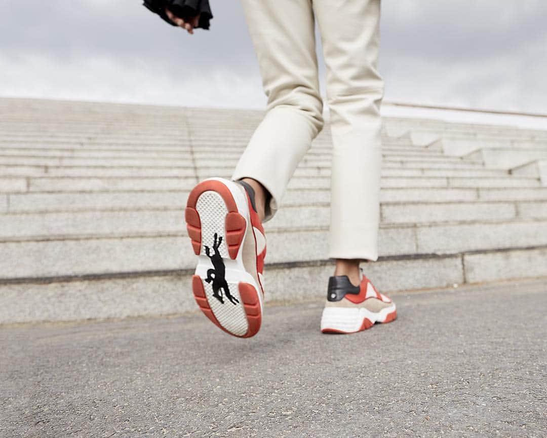 Longchampさんのインスタグラム写真 - (LongchampInstagram)「Freeminder: the new sneaker that will take you on the journey of your dreams.  #Newsneakers #LongchampFreeminder」7月16日 21時24分 - longchamp