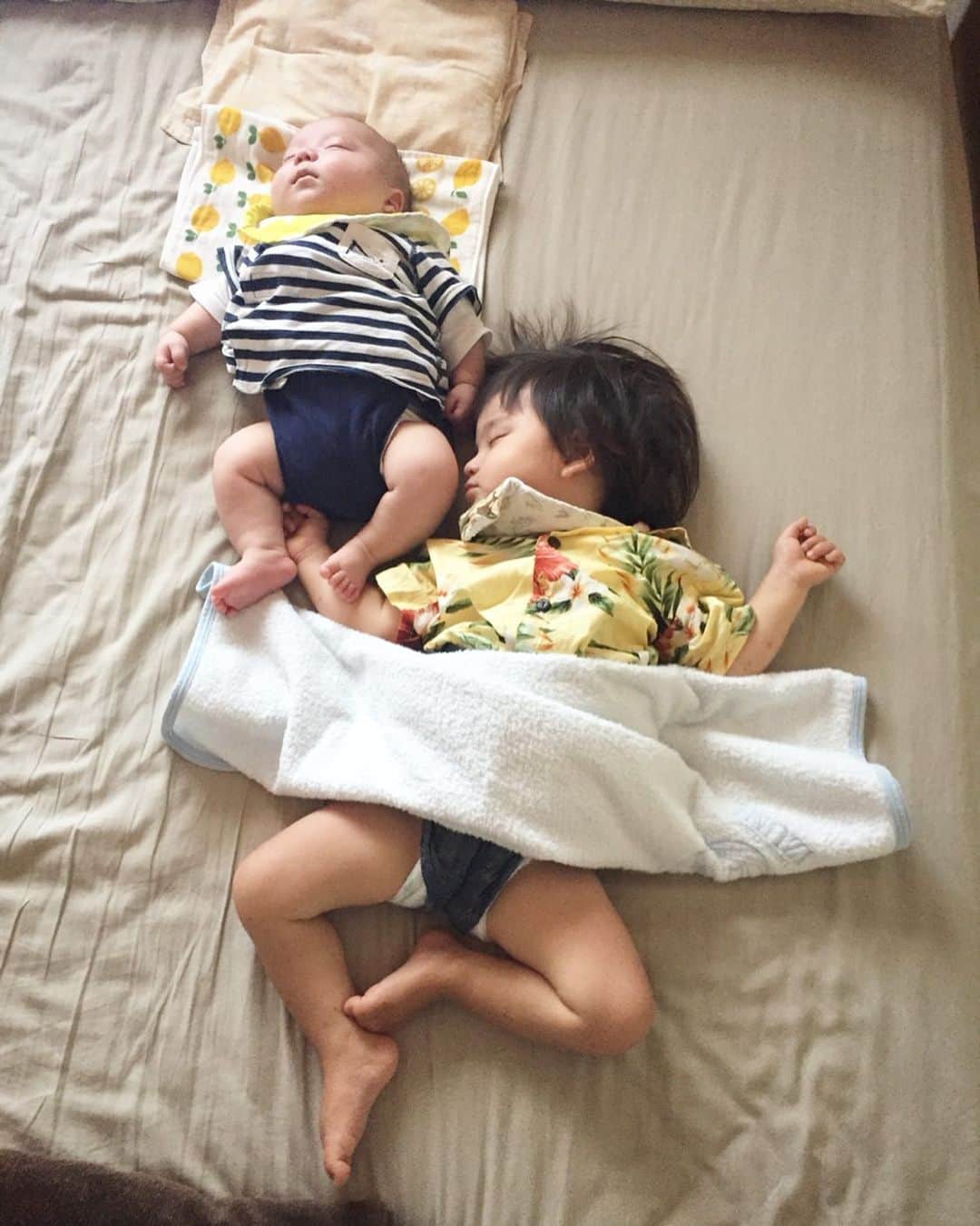 サラ・タミュラのインスタグラム：「2019夏🍉🍧🏖お昼寝タイム😴 毎日いっぱい遊んでいっぱい寝て。2人とももっともっと大きくなぁれ〜😉 #Colinlog #Georgelog #eoもいるよ #Sarahlog」