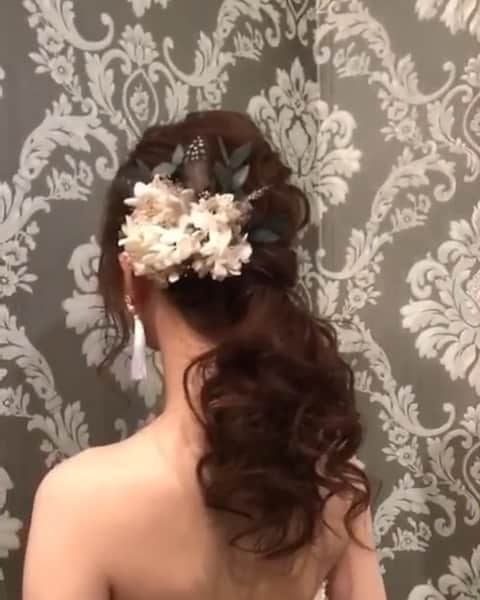 のインスタグラム：「@bestbridal.jp 💒 ベストブライダルの花嫁さんは #ベストブライダル花嫁 #BB花嫁 にお写真を投稿してください♩ . . @best_anniversary.hairmake より、ロング×一束結びの #ヘアスタイル 動画を💗 . . #ドレス のパール&ビジューとヘッドアクセサリーの小花がマッチしていてとてもお似合いです💐 . . 毛先はくるんとカールを出し、大人可愛らしい印象に💕 一束結びとのバランスも抜群です✨ . . 羽とグリーンの差し色が抜け感をプラスしていて写真映えもバッチリです🕊 . . お洒落花嫁さんは是非 #ヘアメイク の参考にしてみてください💒 . . . ＼ウェディングフォト募集中❤️／ . 当アカウントでリグラムOKなベストブライダルの卒花嫁orプレ花嫁の皆様は、 #ベストブライダル花嫁 もしくは  #BB花嫁 のハッシュタグをつけて投稿をお願いします💕 . . ※BB花嫁に投稿があったお写真をリグラムする際は個別にご連絡は行っておりません🙇予めご了承ください＊* . . ＝＝＝＝＝＝＝＝＝＝＝＝ 💒ベストブライダルとは？ ＝＝＝＝＝＝＝＝＝＝＝＝ . ＊アートグレイス ＊セントグレース ＊アプローズスクエア ＊ストリングス ＊アフロディテ . など、全国（東京、横浜、浦安、千葉、仙台、名古屋、大阪、京都）でゲストハウスを運営し、多くのお客様の人生の節目となるウエディングを手がけています💕 . また、多くのお客様にお帰りいただけるレストラン、ホテルもご用意しています🍴 . . 💒【各会場のアカウントについて】 私たちの会場は @bestbridal.jp のフォロ一覧からご覧頂けます✨ . 💐【ブライダルフェアの予約について】 各会場のアカウントのプロフィールURL🔗にある会場HPからご予約いただけます✨ . . ＝＝＝＝＝＝＝＝＝＝＝＝ 💗たくさんの、LOVEを届けよう ＝＝＝＝＝＝＝＝＝＝＝＝ . #たくlove 私たちのブランドスローガンは「たくさんの、LOVEを届けよう」💕 . お客様との出会いは、一生における祝福の瞬間を祝う、始まりです。 . 私たちはお客様との出会いを大切に、おふたりの人生を祝福し続ける存在でありたいと考えています🕊 . ベストブライダルは、世の中で1番、たくさんのLOVEが届く瞬間をお祝いする企業を目指します♡ . . . #結婚式 #花嫁 #プレ花嫁 #卒花嫁 #結婚式準備 #ウェディング #ウエディング #ベストブライダル #日本中のプレ花嫁さんと繋がりたい  #婚約指輪 #婚約 #プロポーズ #結婚式場 #結婚式レポ #2019秋婚 #2019夏婚 #2020春婚 #ブライダルフェア #ウェディングフォト #プレ花嫁準備」