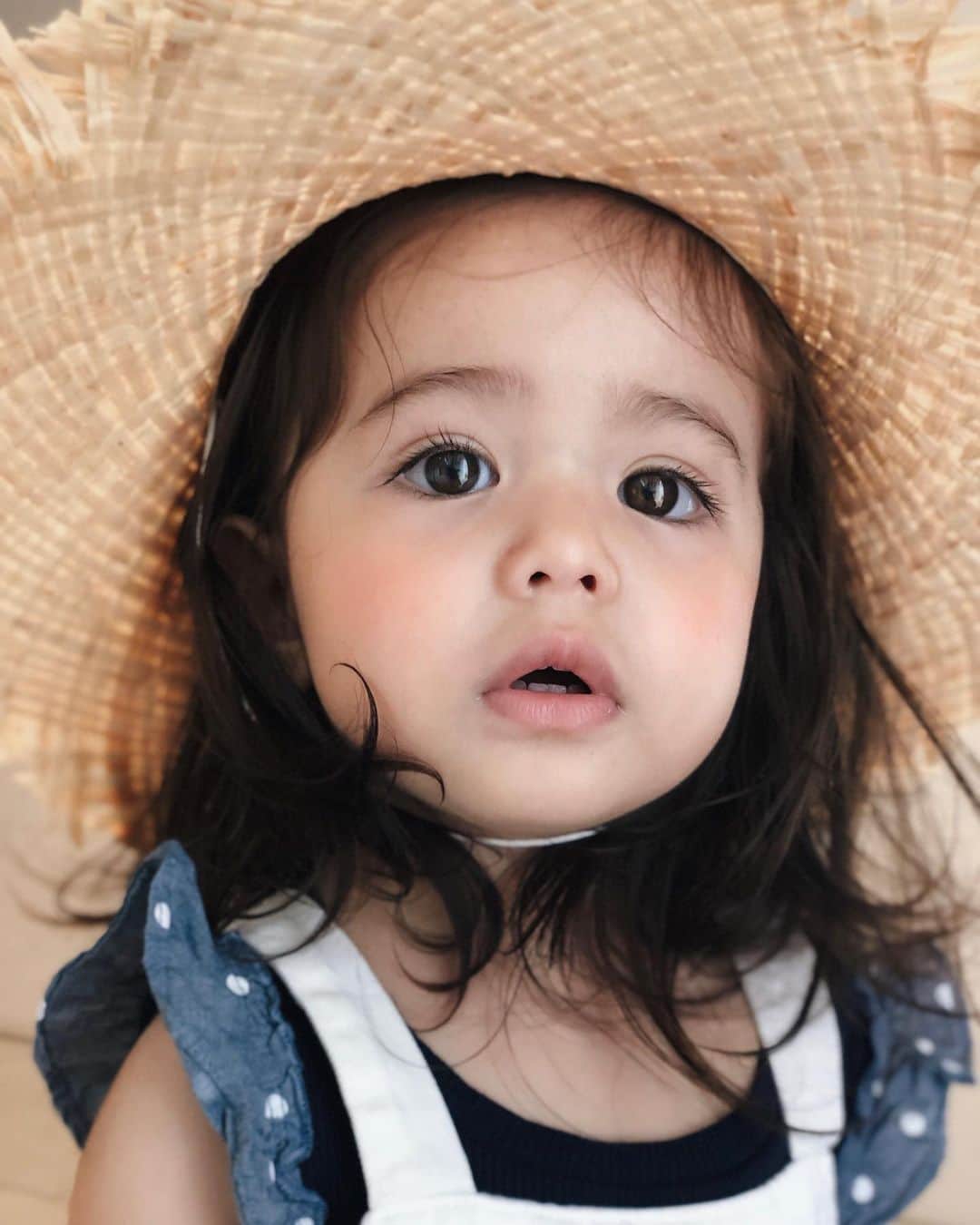 のインスタグラム：「Straw hat girl👒 . . . 5分間の奇跡✨ . ママの帽子を指差しながら 👶“みゃ！ぼぅぼぅー” 👩‍🦰“えっ！？もしかしてMia帽子かぶりたいの？？” ということで初めて自分から帽子をかぶってくれました😂💕 . . . #5分で終了 #赤ちゃん帽子 #麦わら帽子 #夏よ来い #cunaselect #cunaselectlife #クーナセレクト #gapbaby #strawhat #生後17ヶ月 #1歳5ヶ月 #miababyliving」