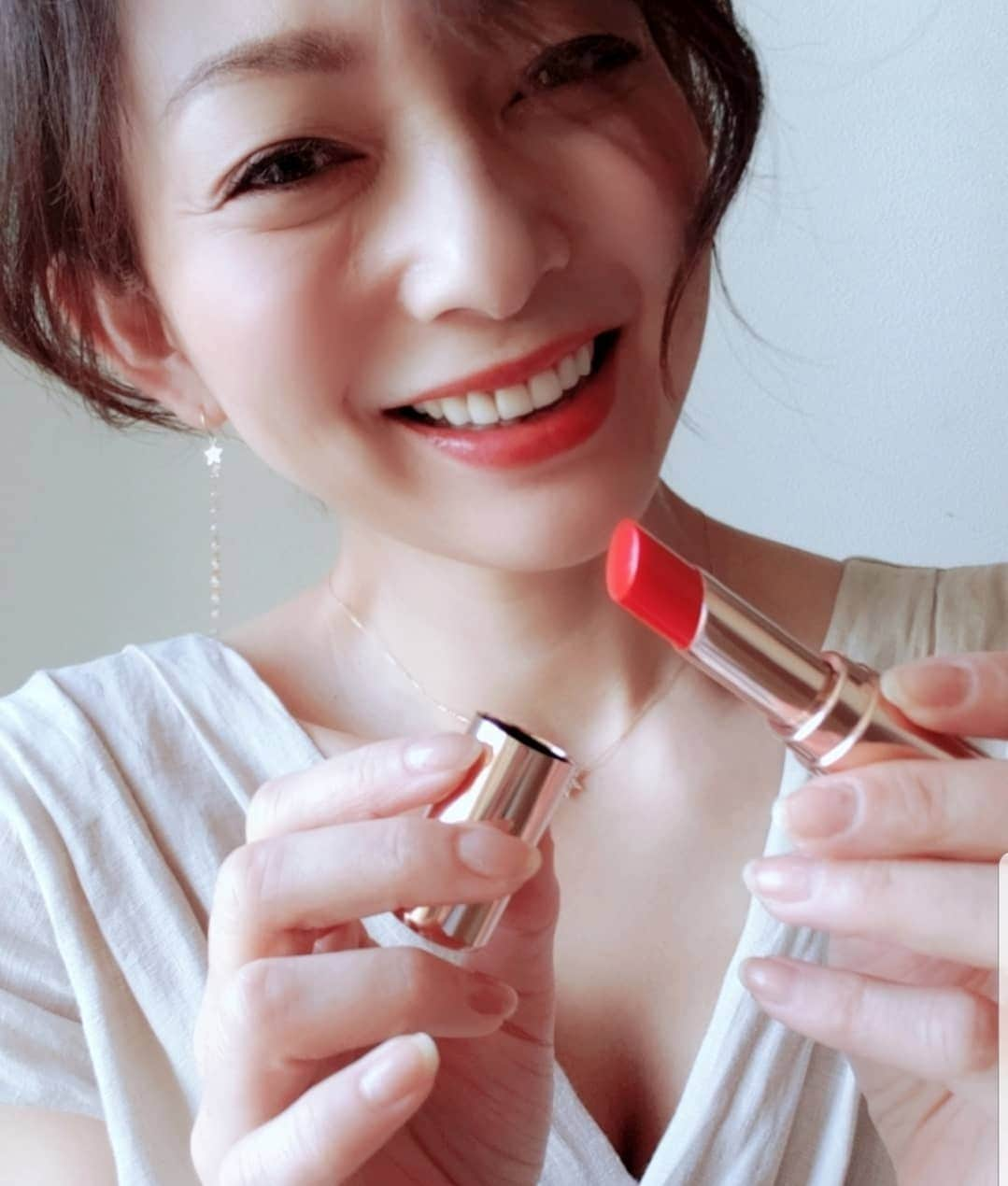 佐藤純さんのインスタグラム写真 - (佐藤純Instagram)「最近のお気に入りリップ💄 ｢ランコム  ラプソリュ マドモワゼルシャイン｣  @lancomeofficial  157番の透けパプリカ  ネーミングも可愛い‼️ リップのようにスルスルと滑らかにのびて唇になじんで、艶やかな唇に💋  赤リップってつけるの難しい💦と思っていたけど、これは発色もよくて使いやすいですよ✨  #LANCOME #ランコム #透けパプリカ #おいしいリップ #157 #PR #口紅 #リップ #赤リップ #パプリカ #赤 #ママ#ママモデル#モデル #mama #mamamodel #model」7月16日 21時19分 - junsatoidea