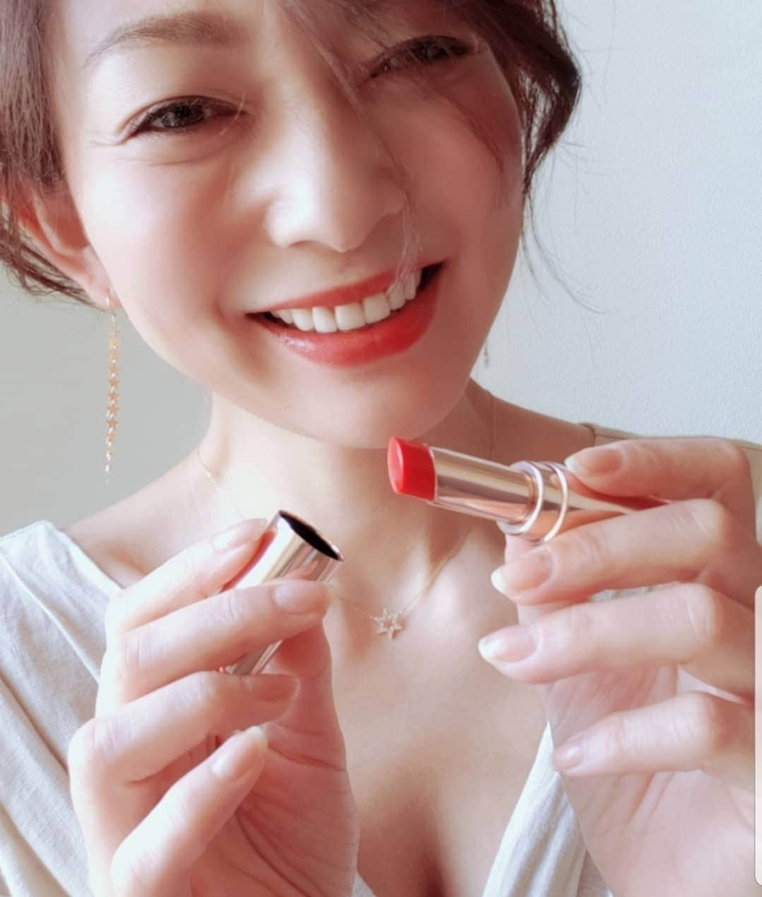 佐藤純さんのインスタグラム写真 - (佐藤純Instagram)「最近のお気に入りリップ💄 ｢ランコム  ラプソリュ マドモワゼルシャイン｣  @lancomeofficial  157番の透けパプリカ  ネーミングも可愛い‼️ リップのようにスルスルと滑らかにのびて唇になじんで、艶やかな唇に💋  赤リップってつけるの難しい💦と思っていたけど、これは発色もよくて使いやすいですよ✨  #LANCOME #ランコム #透けパプリカ #おいしいリップ #157 #PR #口紅 #リップ #赤リップ #パプリカ #赤 #ママ#ママモデル#モデル #mama #mamamodel #model」7月16日 21時19分 - junsatoidea