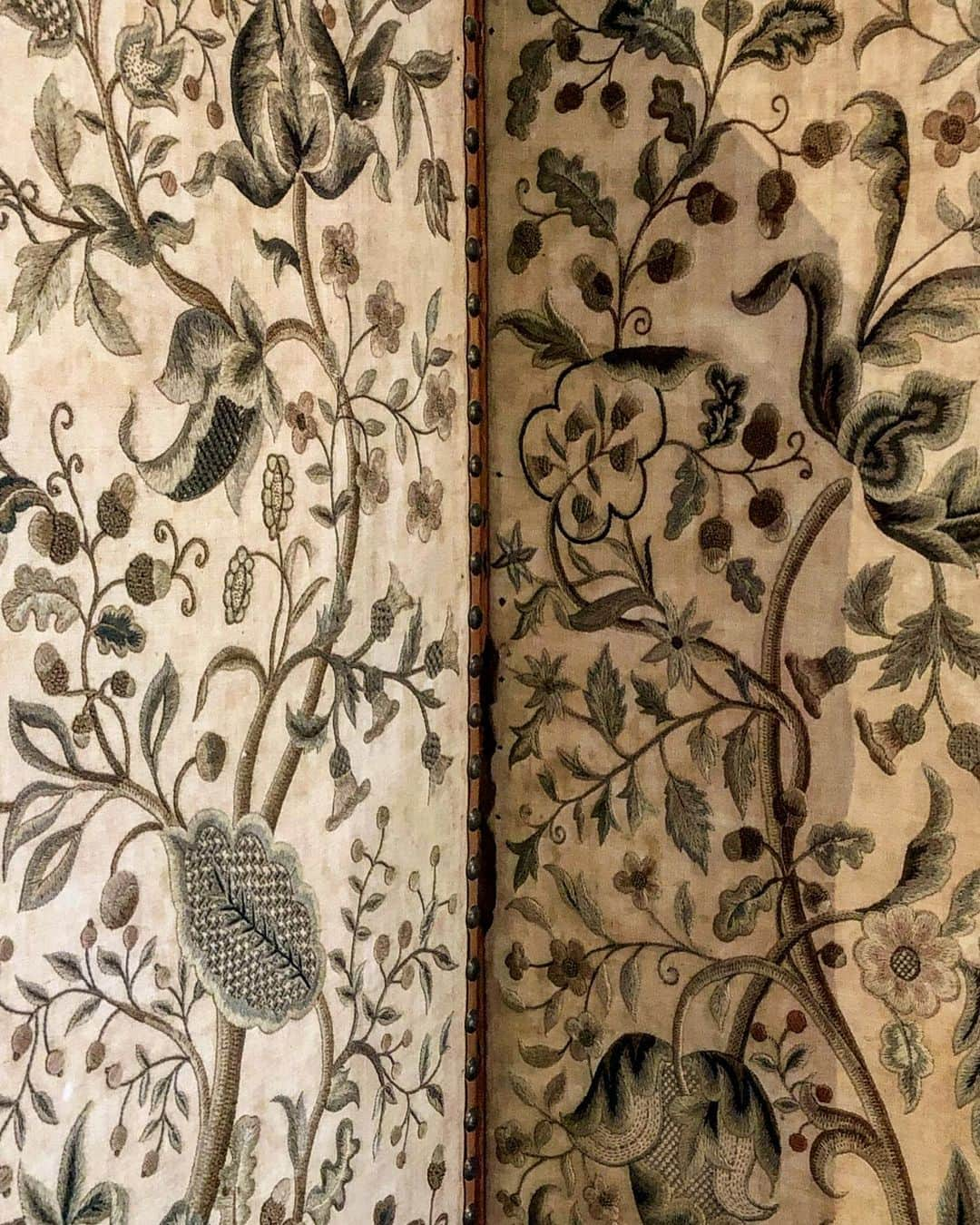 ドリス・ヴァン・ノッテンさんのインスタグラム写真 - (ドリス・ヴァン・ノッテンInstagram)「Detail from a screen with 19th century English crewel embroidery at our office in Antwerp. #driesvannoten #dvn #office #screen #embroidery #19thcentury #antiques #collector #behindthescenes」7月16日 21時20分 - driesvannoten