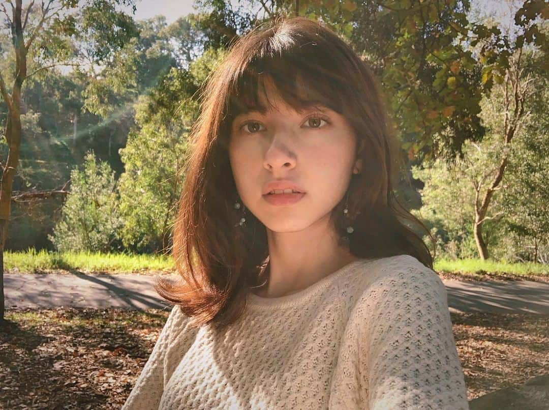 LINA（吉村リナ）さんのインスタグラム写真 - (LINA（吉村リナ）Instagram)「冬があるから、 夏のわくわくがわかるし、 夏があるから、 冬のぬくもりがわかる⛄️☀️ ⠀⠀ 外が凍りつくほど寒いとき、 暖炉の前でブランケットにくるまって、誰かが愛を込めて入れてくれたホットココアに手作りクッキーをゆっくり味わえる幸せ☕️🍪 ⠀⠀ 外が太陽の光で焼きつくほど暑いとき、テラス席にある大きな木影の下、作りたての冷たくてカラフルなアサイーボールを楽しめる幸せ🥭🌴 ⠀⠀ 宇宙があるから、地球があるから、 四季があるから、人間がいるから、 全て生きているから、 経験できる瞬間たち….✨⚡️✨ ⠀⠀ こういう瞬間を未来の人間たち（生き物すべて）にも楽しでほしいと思うことが私にとっての生きるモチベーション、サステナブル・エシカルライフを意識し続けたい理由です… ⠀⠀ BECAUSE THERE’S NO PLANET B 🌎  #明日の16時からインスタLIVEします #私のソウルフレンドと #この頃あったミラクルな話たちをシェアしたいです😳」7月16日 21時22分 - lina3336