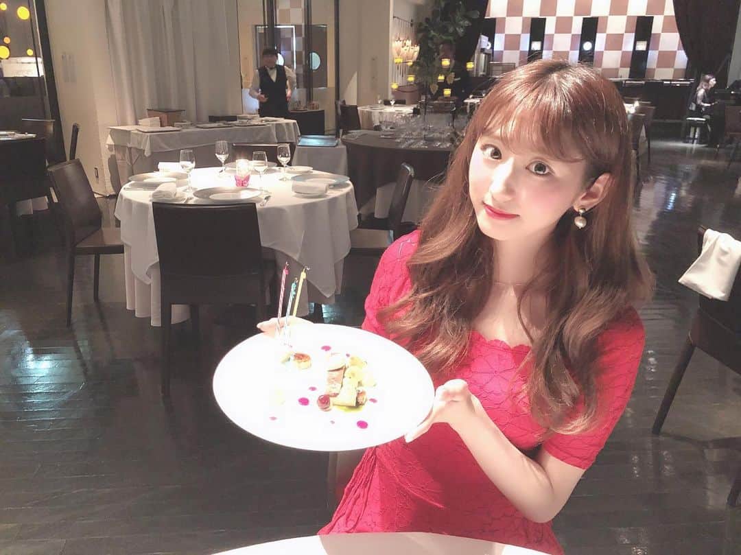 のインスタグラム：「お誕生日ってしあわせだね🐻💕 birthdayeveに大学時代に出逢った友人に フレンチをごちそうしてもらいました🥺🍴❤️ 学生の時はアイドルと両立していて、 ものすっごく忙しい毎日でした。 彼女を始めとする友人たちがいなければ 私は大学を卒業できてなかったと思います😔 本当に感謝の気持ちでいっぱい🥺❤️ もうすぐ26歳になるなんて信じられないな😂」