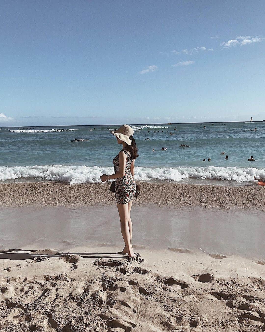 のインスタグラム：「日本寒くて何着たらいいかわからない… _ _ _ #michika_trip #旅行 #海外旅行 #ハワイ #ハワイ旅行 #hawaii #하와이 #하와이여행 #tabippo #tabijo #女子旅 #여행스타그램 #여행에미치다 #ワイキキ #タビジョ #ホノルル #호놀룰루」