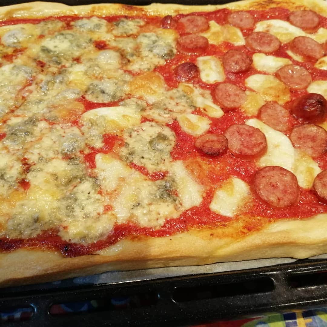 翠千賀さんのインスタグラム写真 - (翠千賀Instagram)「おうちpizza！イタリアの家庭の味が恋しくなったらこれ。我が家のpizzaは酵母から手作り。チーズもbuffalaを使ったり、scamorzaを使ったりちょっと凝ってます！gorgonzolaはdolceよりもpiccanteを使うほうが美味しいよ。普段は和食が多い我が家もたまのイタリアンは至福の味！#pizza #pizzafattaincasa #italiana #cucinaitaliana  #手作りピザ ＃マンマの味　#水牛のチーズ #ゴルゴンゾーラ＃至福の味」7月16日 21時42分 - chika.midori