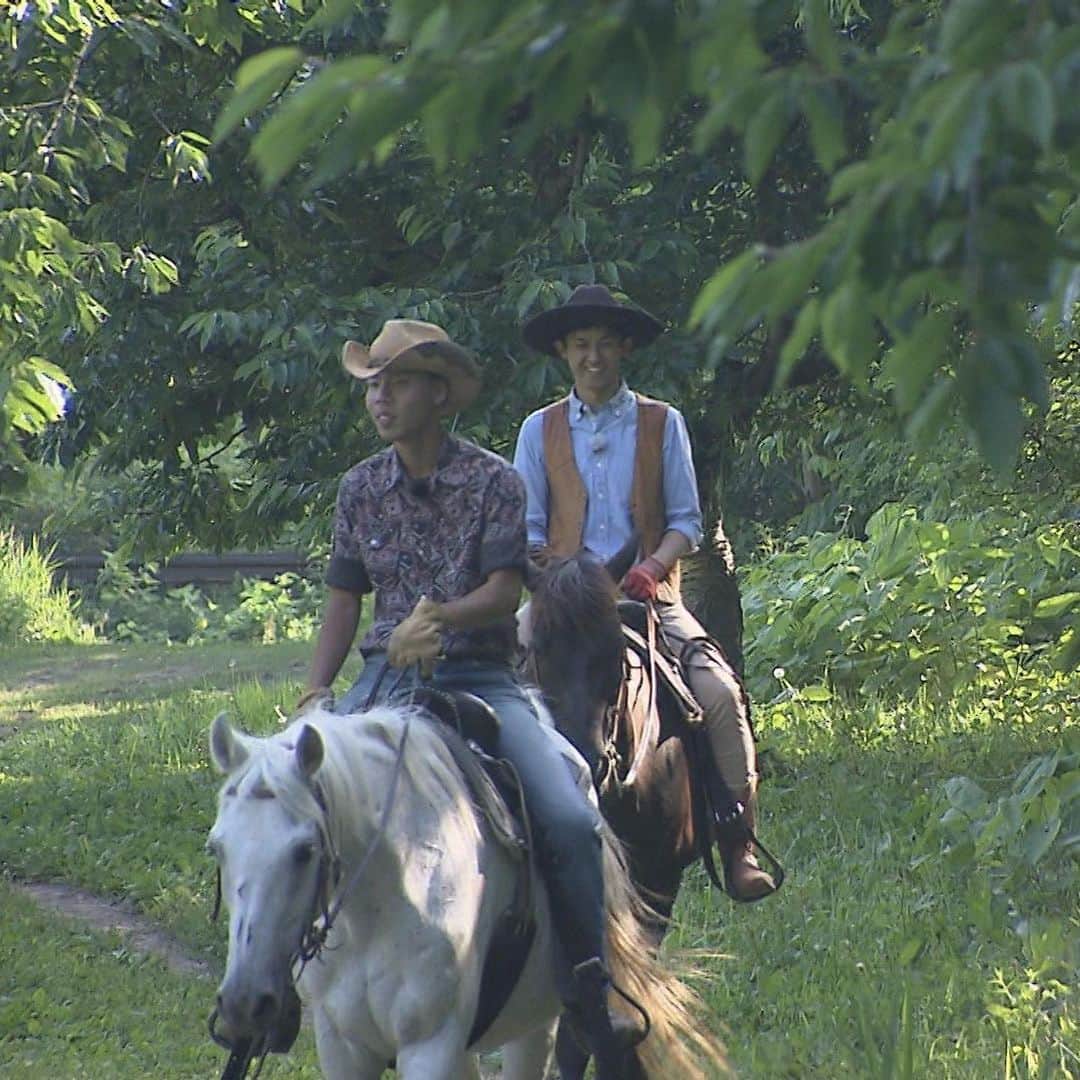 菊地友弘さんのインスタグラム写真 - (菊地友弘Instagram)「あす17日(水)のイチオシ‼︎は、私がオススメする札幌市内で楽しめる“夏”アクティビティをご紹介します。  これまでやってみたいと思っていてもなかなか出来なかった乗馬に人生で初めて挑戦。 気分はまるでハリウッド俳優！ 馬と触れ合いながら、自然を感じるっていいですね。  さらに、視聴者の皆さんへの「イチオシ!!特典」も頂いています。 詳しくは、あすのイチオシ‼︎で。 #ワイルドムスタングス#乗馬#カウボーイ#テンガロンハット#西部劇 #藍鱗#釣り堀#ニジマス#イワナ #札幌#アクティビティ #HTB#イチオシ#菊地友弘」7月16日 21時33分 - htb_kikuchitomohiro