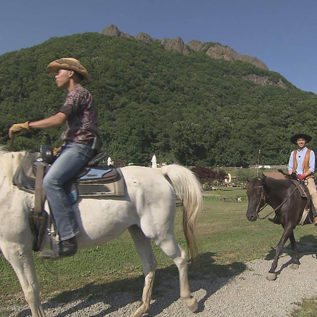 菊地友弘さんのインスタグラム写真 - (菊地友弘Instagram)「あす17日(水)のイチオシ‼︎は、私がオススメする札幌市内で楽しめる“夏”アクティビティをご紹介します。  これまでやってみたいと思っていてもなかなか出来なかった乗馬に人生で初めて挑戦。 気分はまるでハリウッド俳優！ 馬と触れ合いながら、自然を感じるっていいですね。  さらに、視聴者の皆さんへの「イチオシ!!特典」も頂いています。 詳しくは、あすのイチオシ‼︎で。 #ワイルドムスタングス#乗馬#カウボーイ#テンガロンハット#西部劇 #藍鱗#釣り堀#ニジマス#イワナ #札幌#アクティビティ #HTB#イチオシ#菊地友弘」7月16日 21時33分 - htb_kikuchitomohiro
