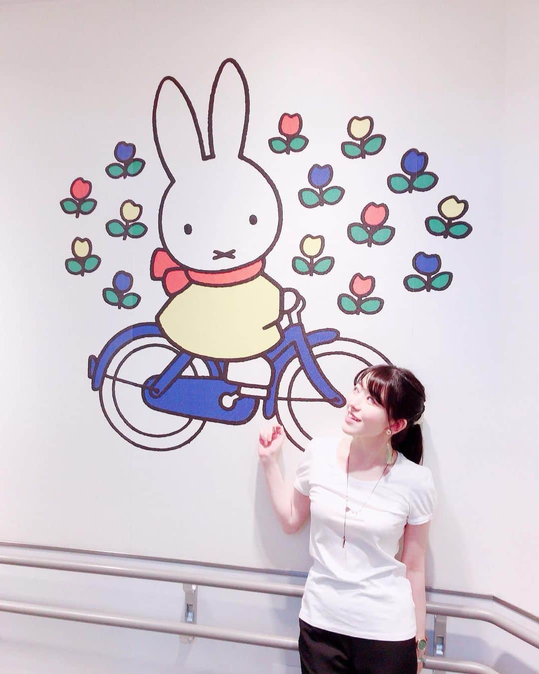 のインスタグラム：「ミッフィー見つけた🐇 かわいい☺️💕 . . #ミッフィー #ミッフィ #miffy #miffystyle #miffylover #うさぎ #ウサギ #rabbit #壁 #ウォールアート #壁紙 #自撮り #自撮り女子 #女子 #selfie #girlsselfie #girl #かわいい #キャラクター #癒し #自転車 #階段 #キディランド #キディランド原宿 #チューリップ #絵本 #tシャツ #tシャツコーデ #ヘインズでハワイ旅行 #白tはヘインズ」