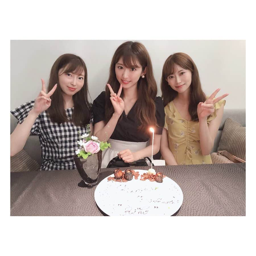 後藤理沙子さんのインスタグラム写真 - (後藤理沙子Instagram)「りぃちゃんのお誕生日会したよ☺️ ・ 出会ってもう10年なんてびっくりだよね。 りぃちゃんは前いたグループの先輩なんだけど、私は怖いもの知らずの子供だったから「りほさーん！遊びましょうよ絶対楽しませます」って言って赤から鍋を食べに行った初めて遊んだ日が懐かしい。 ・ 中学生の私に母性本能感じてボロ泣きしてた日。 左側を歩いてたら「ポジションが違う！」と怒られた日。 一緒に歩いてるのにいきなり走りだして私が「待って！」って言って追いかけてくるのを面白がってきた日。 横浜の中華街でお揃いのパンダのTシャツを買った日。 福岡のホテルで突然の停電にびっくりして慌てて2人でお布団の中潜り込んだ日。 「本能のまま生きよ！」と夜中に2人してマカダミアナッツチョコレートたくさん食べた日。 ・ 何気ない日々がりぃちゃんと一緒なら凄い楽しくて面白くて、かけがえのない思い出がたくさん！ 大人になってからも、毎日連絡とって、こうして仲良しでいられてるのが嬉しいし、こんなにも心から信用できて、お互いのこと理解できる人ってなかなか出会えないと思うの。 りぃちゃんだいすき！これからも来世もずっと一緒だよ！ * #阿比留李帆  #happybirthday  #birthday  #friends  #love」7月16日 21時44分 - risako_goto