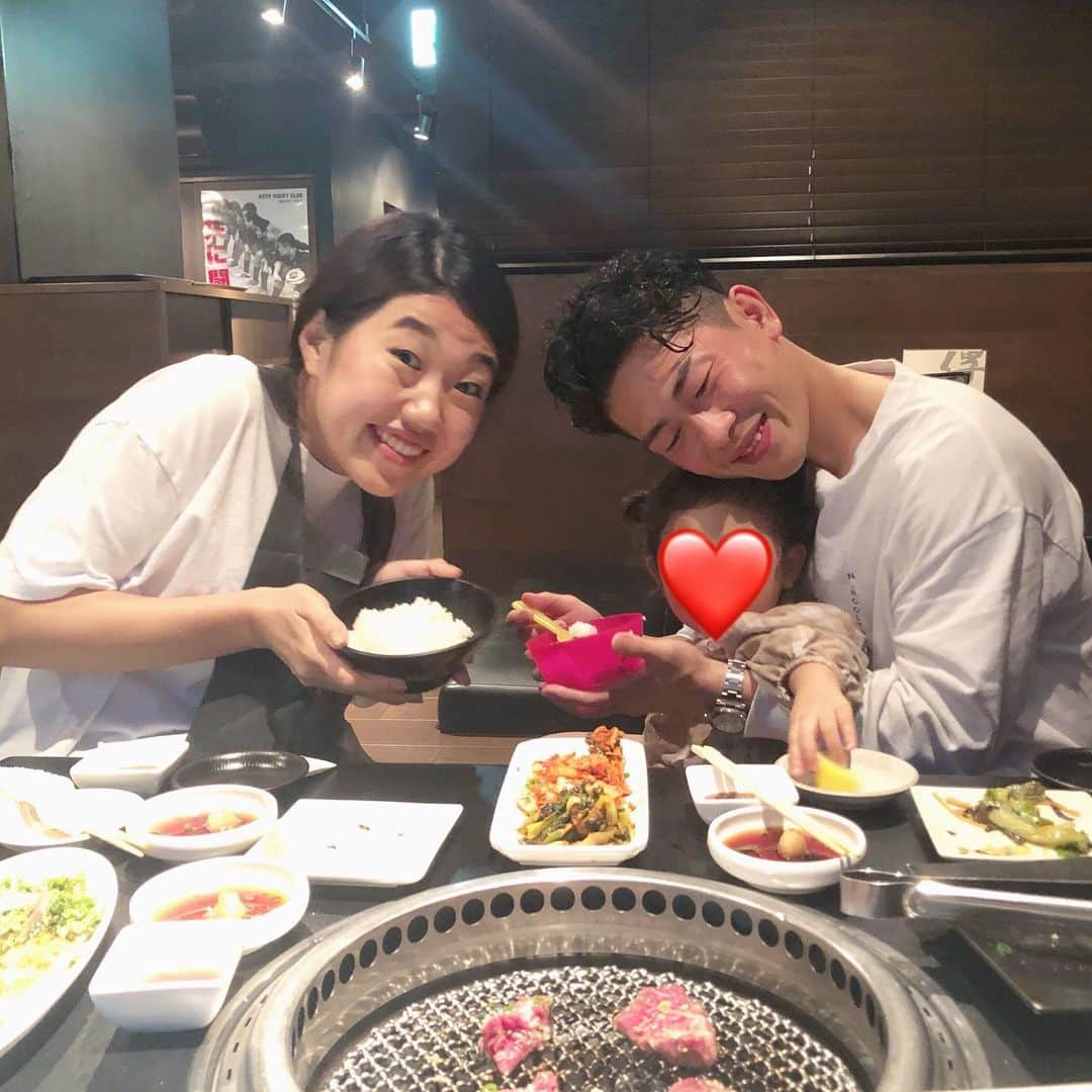 近藤千尋のインスタグラム：「大好きな人達とはこの三人でした💓☺️笑 早い時間からの焼肉🍚🥩 今週は撮影weekだから  体力つけてきました✨💪🏻 ひーぼぉくんが なっちゃんと私を出会わせてくれて もう5.6年かぁ。。。☺️しみじみ #焼肉」