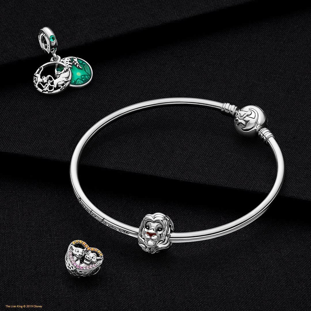 PANDORAさんのインスタグラム写真 - (PANDORAInstagram)「Take home a piece of the Savanna with our new collection of Disney’s The Lion King jewellery. Express yourself with symbols of pride, strength and characters you know and love. See #TheLionKing only in theatres. #DISNEYxPandora」7月16日 21時45分 - theofficialpandora