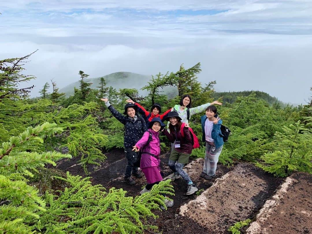 南早苗さんのインスタグラム写真 - (南早苗Instagram)「コスモアースコンシャスアクトクリーンキャンペーン in Mt.Fujiに参加してきました。 全国からJFN38局のラジオパーソナリティー＆リスナーが参加したこのイベント。 世界遺産である富士山、憧れの富士山へようやく行くことができました。 1日目は清掃活動。空き缶にタイヤに布団にペットボトルなどなど、、、なぜここにこんなゴミが？と考えると怒りが沸いてきましたが、無我夢中になってゴミを拾っていて、、、 165人の気持ちと笑顔でしっかりとマイナスオーラを吹き飛ばしてきましたよ！ 2日目はエコトレッキングで富士山の自然を満喫。 小雨が降っていたものの天然のミストが気持ちよかったー！空気が美味しかったー！！ 野口健さんや富士山クラブの方々から富士山の魅力を たくさんお聞きして、いつかは頂上を目指したくなりました。いつになるかな、、、 1歳でも若いうちに。。。(^_^;) 富士山の懐でたくさんの方々と出逢い、絆を結ぶことができたこと、、忘れません。いつまでもこのご縁が続きますように♡ ありがとうー富士山！！！ #コスモアースコンシャスアクトクリーンキャンペーン  #心も満タンに #富士山 #mtfuji #世界遺産 #ラジオ #エフエム石川 #FlyinPop #ラジオパーソナリティ #良き思い出は心の宝 #あーいつか登頂してみたい #そのためには体力づくりが不可欠 #がんばろう」7月16日 21時46分 - minamisanae