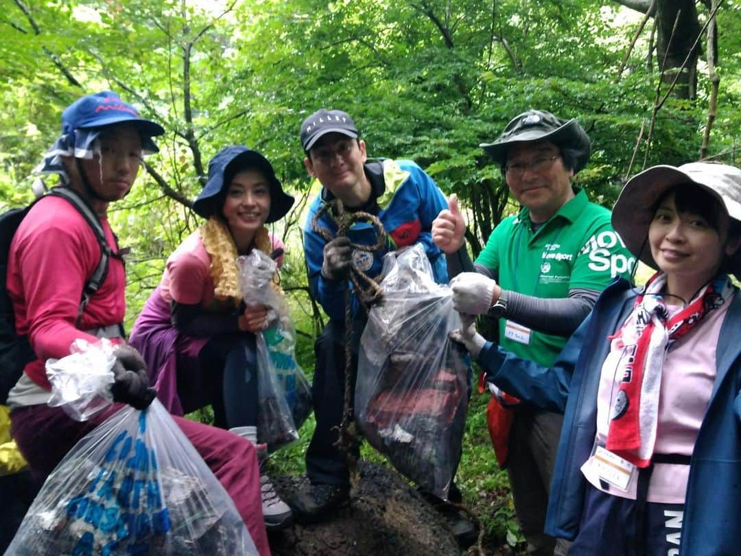 南早苗さんのインスタグラム写真 - (南早苗Instagram)「コスモアースコンシャスアクトクリーンキャンペーン in Mt.Fujiに参加してきました。 全国からJFN38局のラジオパーソナリティー＆リスナーが参加したこのイベント。 世界遺産である富士山、憧れの富士山へようやく行くことができました。 1日目は清掃活動。空き缶にタイヤに布団にペットボトルなどなど、、、なぜここにこんなゴミが？と考えると怒りが沸いてきましたが、無我夢中になってゴミを拾っていて、、、 165人の気持ちと笑顔でしっかりとマイナスオーラを吹き飛ばしてきましたよ！ 2日目はエコトレッキングで富士山の自然を満喫。 小雨が降っていたものの天然のミストが気持ちよかったー！空気が美味しかったー！！ 野口健さんや富士山クラブの方々から富士山の魅力を たくさんお聞きして、いつかは頂上を目指したくなりました。いつになるかな、、、 1歳でも若いうちに。。。(^_^;) 富士山の懐でたくさんの方々と出逢い、絆を結ぶことができたこと、、忘れません。いつまでもこのご縁が続きますように♡ ありがとうー富士山！！！ #コスモアースコンシャスアクトクリーンキャンペーン  #心も満タンに #富士山 #mtfuji #世界遺産 #ラジオ #エフエム石川 #FlyinPop #ラジオパーソナリティ #良き思い出は心の宝 #あーいつか登頂してみたい #そのためには体力づくりが不可欠 #がんばろう」7月16日 21時46分 - minamisanae