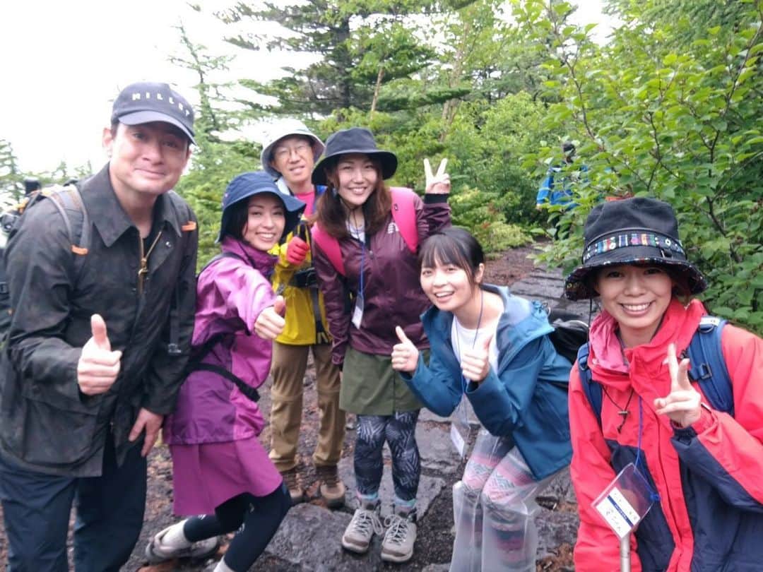 南早苗さんのインスタグラム写真 - (南早苗Instagram)「コスモアースコンシャスアクトクリーンキャンペーン in Mt.Fujiに参加してきました。 全国からJFN38局のラジオパーソナリティー＆リスナーが参加したこのイベント。 世界遺産である富士山、憧れの富士山へようやく行くことができました。 1日目は清掃活動。空き缶にタイヤに布団にペットボトルなどなど、、、なぜここにこんなゴミが？と考えると怒りが沸いてきましたが、無我夢中になってゴミを拾っていて、、、 165人の気持ちと笑顔でしっかりとマイナスオーラを吹き飛ばしてきましたよ！ 2日目はエコトレッキングで富士山の自然を満喫。 小雨が降っていたものの天然のミストが気持ちよかったー！空気が美味しかったー！！ 野口健さんや富士山クラブの方々から富士山の魅力を たくさんお聞きして、いつかは頂上を目指したくなりました。いつになるかな、、、 1歳でも若いうちに。。。(^_^;) 富士山の懐でたくさんの方々と出逢い、絆を結ぶことができたこと、、忘れません。いつまでもこのご縁が続きますように♡ ありがとうー富士山！！！ #コスモアースコンシャスアクトクリーンキャンペーン  #心も満タンに #富士山 #mtfuji #世界遺産 #ラジオ #エフエム石川 #FlyinPop #ラジオパーソナリティ #良き思い出は心の宝 #あーいつか登頂してみたい #そのためには体力づくりが不可欠 #がんばろう」7月16日 21時46分 - minamisanae