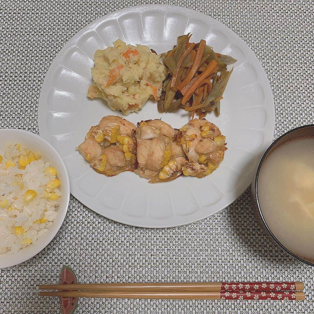 斉藤優里さんのインスタグラム写真 - (斉藤優里Instagram)「今日の献立🍴﻿ ・コーンからあげ﻿ ・ポテトサラダ﻿ ・きんぴらごぼう﻿ ﻿ とうもろこし🌽が﻿ 安かったのでいっぱい使いました♡﻿ コーンご飯おいしい﻿  卵スープも作ったけど、 あんまり卵見えなかった😭 ﻿ からあげは油、沢山使うの﻿ 少し怖いからノンフライで﻿ 電子レンジで作りました🙈❣️﻿ ﻿ いつかちゃんと揚げ物、 天ぷら作れるようになりたい...﻿ ﻿ ﻿ ﻿ #斉藤優里 #ゆったん﻿ #たんたんたんゆったんたん( •ㅈ• )﻿ #ゆったんのお料理日記  #ご飯 #おかず #もぐもぐ #満足」7月16日 21時48分 - yuuri_3ito