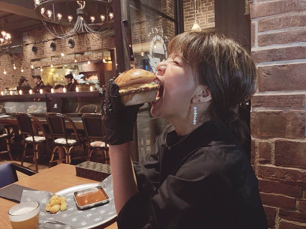 クロさんのインスタグラム写真 - (クロInstagram)「先日は桃ちゃんと 「いしがまやGOKUBURGERさん」（@gokuburger）のご招待で試食会に行ってきました☺️💕💕 元々ハンバーグ屋さんの「いしがやま」さんが作る渾身の180gのおっっきなバーガーを、この黒い手袋をつけて、"特製ソース"にジャブジャブ ティップしながら食べる、ごくバーガー、ホント美味しかった🤤🤤 大きくてテンション上がって、食べ応えも抜群💪🏽 こんな風に、食べたの初めてだったけど、手が汚れるのを気にせずディップできることがこんなにも楽しいだなんて🥺✌🏽 私はダブルチーズバーガー、桃はアボカドバーガー🍔🥑 メニューにもあるハンバーグも食べて、ホント美味しくて、至福のひとときでした🙏🏽💕 奥にある個室も広々していて、また来るときに利用したいなぁ🤤🤤 本日よりOpenしております‼️ 皆さま、ぜひっ♡. . #いしがまやgokuburger #いしがまやハンバーガー #gokuburger #ゴクバーガー #究極のハンバーガー #表参道 #gokuburger #表参道ハンバーガー #humburger #桃クロ #黒クロ #あいのり #PR」7月16日 21時55分 - kuro_risa