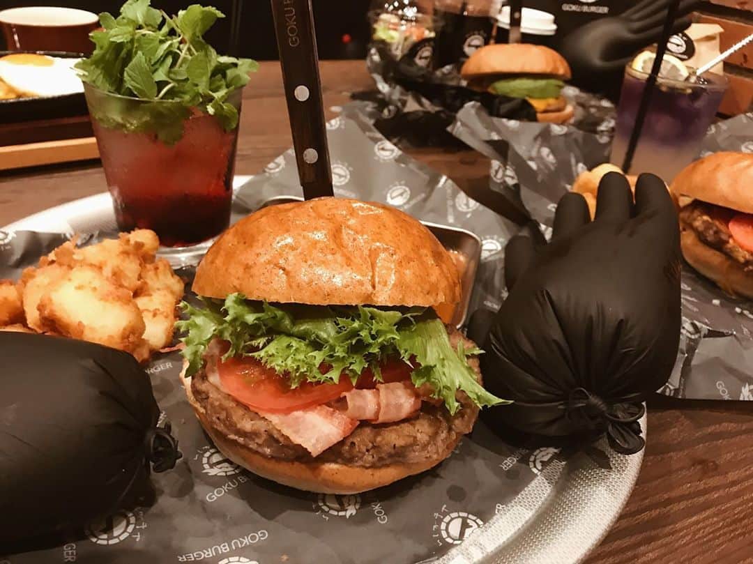 クロさんのインスタグラム写真 - (クロInstagram)「先日は桃ちゃんと 「いしがまやGOKUBURGERさん」（@gokuburger）のご招待で試食会に行ってきました☺️💕💕 元々ハンバーグ屋さんの「いしがやま」さんが作る渾身の180gのおっっきなバーガーを、この黒い手袋をつけて、"特製ソース"にジャブジャブ ティップしながら食べる、ごくバーガー、ホント美味しかった🤤🤤 大きくてテンション上がって、食べ応えも抜群💪🏽 こんな風に、食べたの初めてだったけど、手が汚れるのを気にせずディップできることがこんなにも楽しいだなんて🥺✌🏽 私はダブルチーズバーガー、桃はアボカドバーガー🍔🥑 メニューにもあるハンバーグも食べて、ホント美味しくて、至福のひとときでした🙏🏽💕 奥にある個室も広々していて、また来るときに利用したいなぁ🤤🤤 本日よりOpenしております‼️ 皆さま、ぜひっ♡. . #いしがまやgokuburger #いしがまやハンバーガー #gokuburger #ゴクバーガー #究極のハンバーガー #表参道 #gokuburger #表参道ハンバーガー #humburger #桃クロ #黒クロ #あいのり #PR」7月16日 21時55分 - kuro_risa