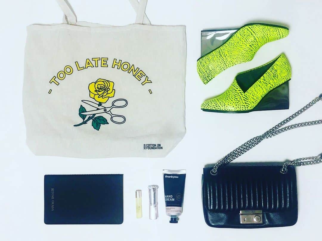 岡田ひとみ（ねんドル）さんのインスタグラム写真 - (岡田ひとみ（ねんドル）Instagram)「#fluorescentyellow #travelessentials #inmybag #Australia #fashion #bag #style  #バッグの中身 #蛍光イエロー」7月16日 21時56分 - hitomi_nendol