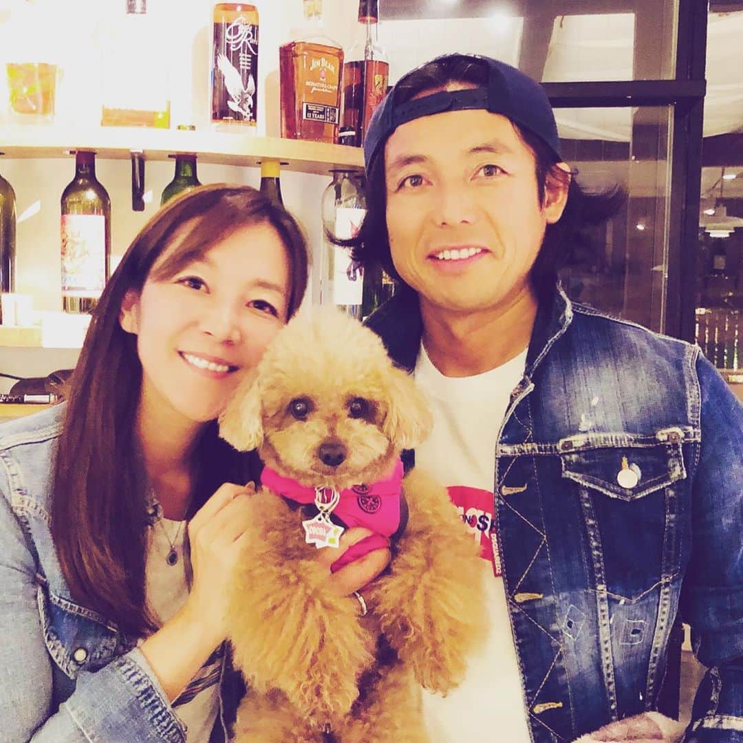 のインスタグラム：「結婚記念日(^^) 3人で家族になり5周年です。 ・ #結婚記念日 #愛犬 #ココア #ファミリータイム」
