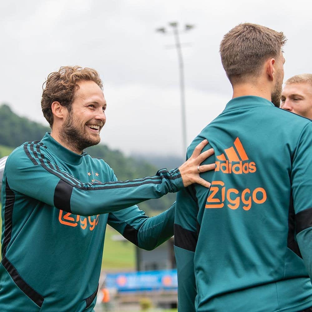 デイリー・ブリントのインスタグラム：「Yes @joelveltman, i think you had to go back in the middle again 😂😜」