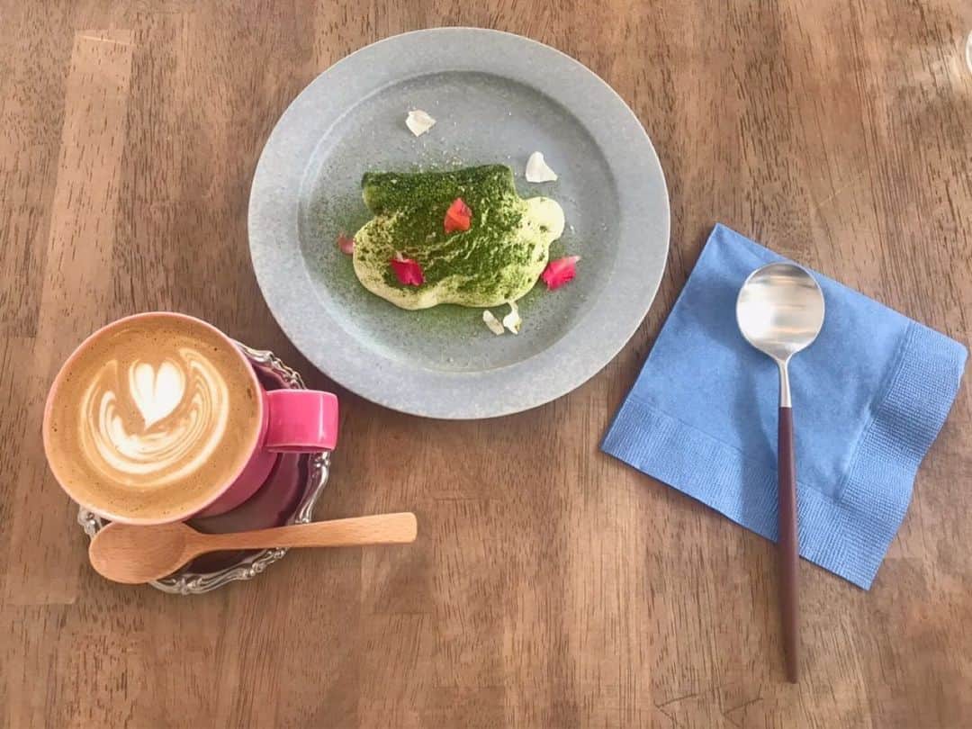 尾島早都樹さんのインスタグラム写真 - (尾島早都樹Instagram)「休日に友人と 新しくできたお店でまったり〜☕️❤︎ . とろっとろの抹茶ティラミス 美味しすぎてハマりそう〜〜！ . そしてお店の色味と着ていた服が 完全にマッチしてました😆(笑) . #cafe #ラテアート #抹茶ティラミス #富山カフェ #cafeamitie」7月16日 22時03分 - ojima_satsuki