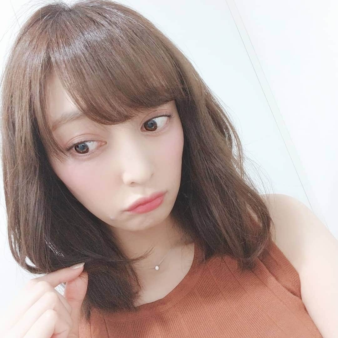 池田夏希さんのインスタグラム写真 - (池田夏希Instagram)「この時期は髪の毛巻いても湿気ですぐ取れて広がる😭💦 逆にストレートアイロンしてもあっという間にうねるし梅雨は私の敵😱😱😱 なのに梅雨生まれ😂 . #ヘアセット #巻き髪 #湿気に負ける #ストレートアイロン #あっという間に #広がる #梅雨 #最終手段 #ポニーテール #梅雨は敵 #梅雨生まれ 笑  #hairset #curlyhair #moisture  #straightiron #rainyseason #enemy #bornintherainyseason #instagood #instalike #instastyle」7月16日 22時04分 - natsukiikeda624