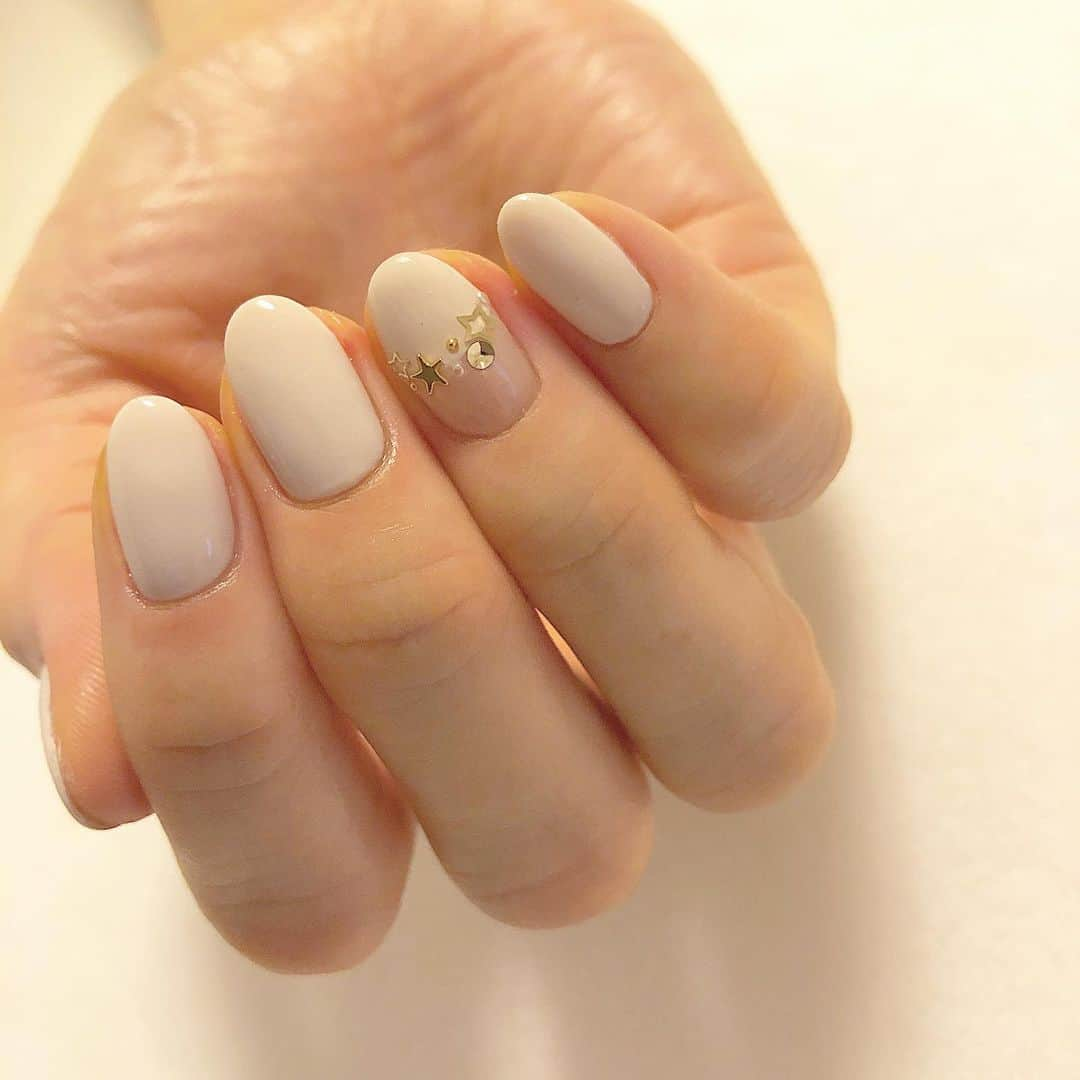 Kana Kobayashiさんのインスタグラム写真 - (Kana KobayashiInstagram)「お問い合わせ ☎︎07069989946 LINE🆔 @wno5786r #nail #jelnail #nailart #accessory #fashion #Anela #beauty #ジェルネイル #ネイルアート #表参道 #小林奏 #wedding #bridal #ウェディング #子連れok  #大人ネイル #ネイル #青山 #シンプルネイル #アイボリー #ivory #星ネイル #丸フレンチ #ワンポイントネイル」7月16日 22時06分 - anela_kana