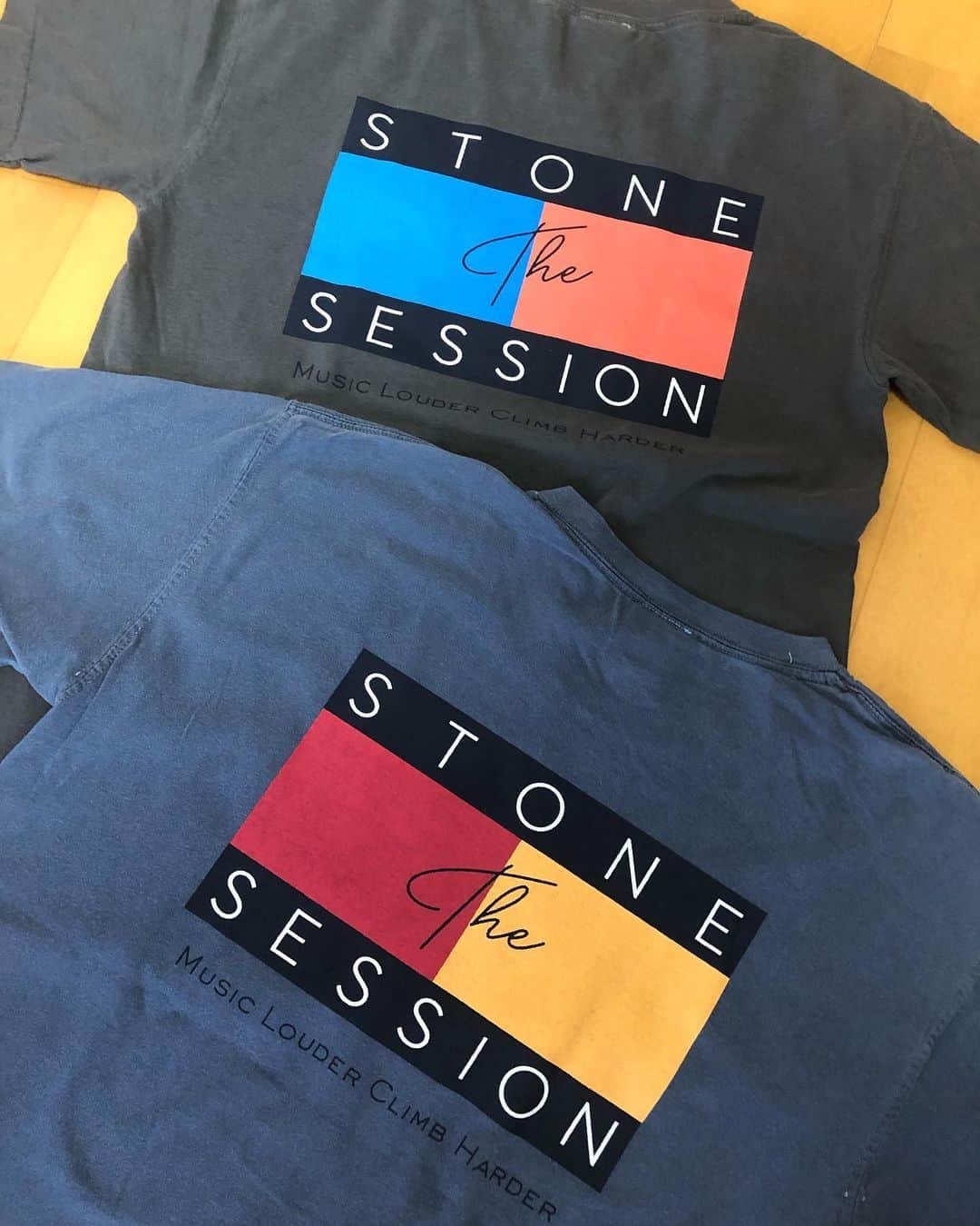 興梠友理さんのインスタグラム写真 - (興梠友理Instagram)「THE STONE SESSION T-SHIRT  久しぶりにクライミング関連のものを買った✨ ・ クライミング本格復帰はまだ何ヶ月も先だけど、これを着るだけでテンションが上がる⤴️ ・ CHOKUさん&TOMOちゃん、ありがとー😘 (今日、早速ペアルックで登ったよ♪) ・ 最後にリハビリクライミングのおまけ動画あり。 落下=靭帯再断裂だから、たとえ7級でも気分は#フリーソロ 🤣絶対に落ちられない戦いがそこにある‼️ww (なので1%でも不安要素のある課題は登りません) . ・ #努力は絶対裏切らない #ろぎ子の復活までの記録 #膝脱臼 #複合靭帯損傷 #前十字靭帯断裂 (ACL) #後十字靭帯断裂 (PCL) #内側側副靱帯断裂 (MCL) #内側膝蓋大腿靭帯断裂 (MPFL)  #前十字靭帯再建 #後十字靭帯再建 #半月板縫合 #半月板部分切除 #nevergiveup #roadtorecovery #kneeinjury #kneeinjuryrecovery #kneeinjuryrehab #multipleligamenttears #aclrecovery #bouldering #climbing #basecamptokyo #ベースキャンプ東京 #クライミング #ボルダリング #thestonesession #jazzysportmorioka #jazzysport」7月16日 22時06分 - yuri_rogi