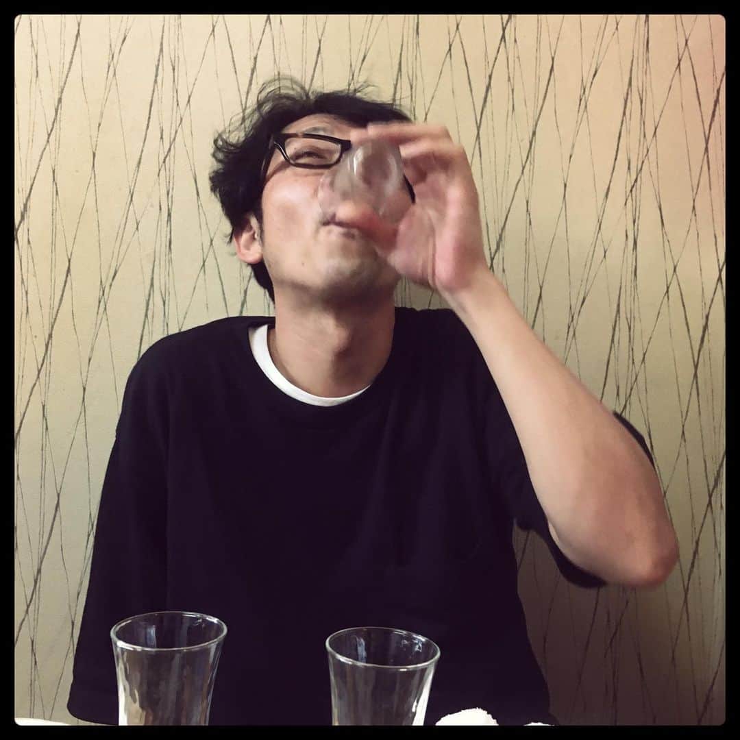 堂島孝平さんのインスタグラム写真 - (堂島孝平Instagram)「22:12 人の酒を勝手に飲み干す小松です。#コマツ24時」7月16日 22時15分 - dojima_kohei