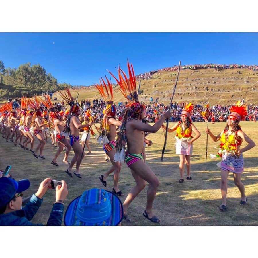 朝日放送「朝だ！生です旅サラダ」さんのインスタグラム写真 - (朝日放送「朝だ！生です旅サラダ」Instagram)「@edayuri_official お祭りが始まる合図と共に 楽団や兵士、貢ぎ物を捧げる女性など 800人を超す人々が #太陽神 を称え、歌い、踊るのです！ . その光景は #圧巻 の一言。 各部族の歌や、踊り、そして衣装まで 見る所がたくさんで目が大忙し🌞✨ _ #歌う #踊る #南米三大祭り #サクサイワマン遺跡 #ケチュア語 #太陽の祭り #IntiRaymi #インカ帝国時代 #収穫祭 #クスコ #Cusco #南米 #ペルー #Peru _ #ABCテレビ #朝日放送テレビ #生放送 #土曜朝 #8時 #朝だ生です旅サラダ #旅サラダガールズ #江田友莉亜  #海外 #旅 #travel #trip」7月16日 22時16分 - tabisalad