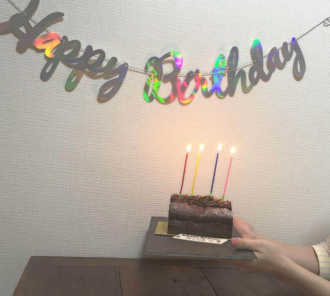 平塚日菜さんのインスタグラム写真 - (平塚日菜Instagram)「このあいだ 親友から1ヶ月早い誕生日を祝ってもらいました🦋  なかなか予定が合わなくて会えないけれど小学校から仲良しです♪  プレゼントも貰っちゃった🐭💓🎫 ありがとう！  #birthday  #サプライズバースデー  #ありがとう #親友 #ケーキ」7月16日 22時17分 - hiratsukahina