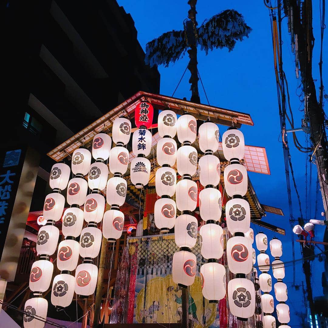 のインスタグラム：「京都 祇園祭 宵山。  毎年恒例の夕立。そして、雨上がりの少し涼しい風に、いろんな通りから聞こえてくるお囃子の音♬京都の夏の始まりを感じる祇園祭、今年も来れてよかった。  最近は、通りにあるお店も美味しいもんをいっぱい出してて、町全体でお祭りを盛り上げる感じ、ええなぁ。  #祇園祭 #宵山 #京都散策 #夏祭り」