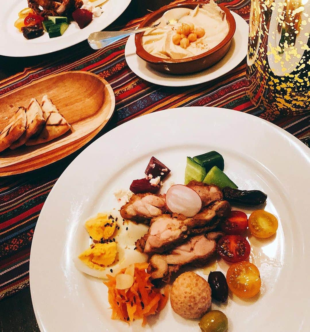 畑有里紗さんのインスタグラム写真 - (畑有里紗Instagram)「@grandhyatttokyo にて🍽 それぞれ仕事終わりに合流して 仲良しの @jnco0417 @milliah_kanemitsu と ご褒美ディナー行ってきた🥂 雨だったのでテラスではなく店内席で🌮 . フレンチモロッカンスタイルの バーベキュー美味しかった〜〜〜！ シャンパンワインもフリースローで 乾杯しながらまったり楽しい夜を過ごしました❤︎ あ〜よく笑ったし楽しかった！ たまにはこうゆう過ごし方もリッチでいいね！ 2人とも楽しい時間をありがとう❤️ . . #grandhyatttokyo #フレンチキッチン#グランドハイアット東京#モロッコ料理#テラス席#おしゃれビアガーデン#東京ビアガーデン#ご褒美ディナー#ホテルディナー」7月16日 22時21分 - arii_m36