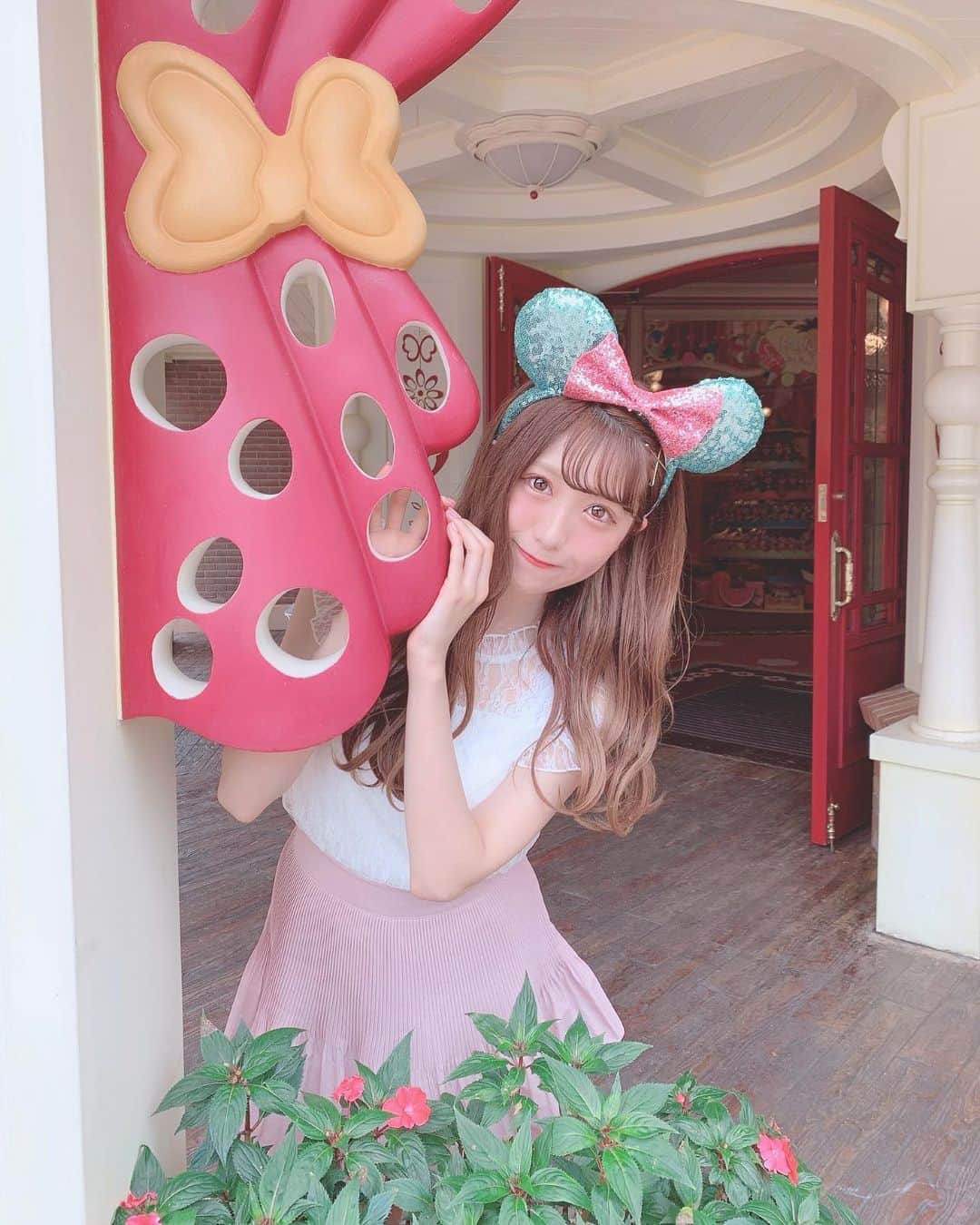 田口未彩のインスタグラム：「❤︎ . . 好きが足りん！ . . #上海ディズニー #上海ディズニーランド #ディズニーシー #duffyandfriends #ミニーちゃん #カチューシャ #duffy #上海 #上海旅行 #ウェーブヘア #オレンジメイク #シェリーメイ #ダッフィー #ダフメイ #シースルー前髪 #シースルーバング #ヘアアレンジ #ディズニーランド #ディズニー #ディズニーリゾート」