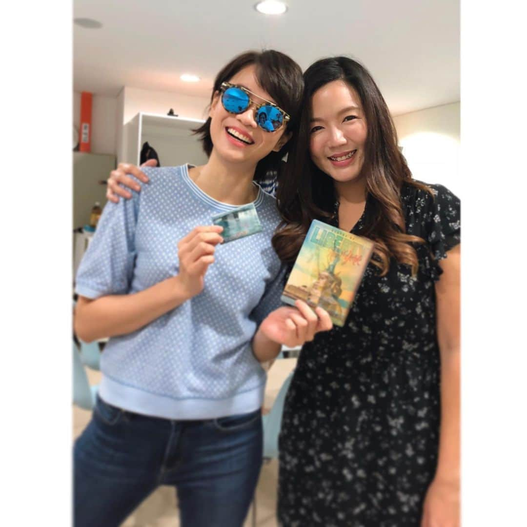 フェリシア・チェンさんのインスタグラム写真 - (フェリシア・チェンInstagram)「Felt like a tourist today! With my sunnies, postcard and magnet from NY😎❤️ Thank you Rui En! . 📸: @chantalleng 🐶」7月16日 22時21分 - iamfeliciachin