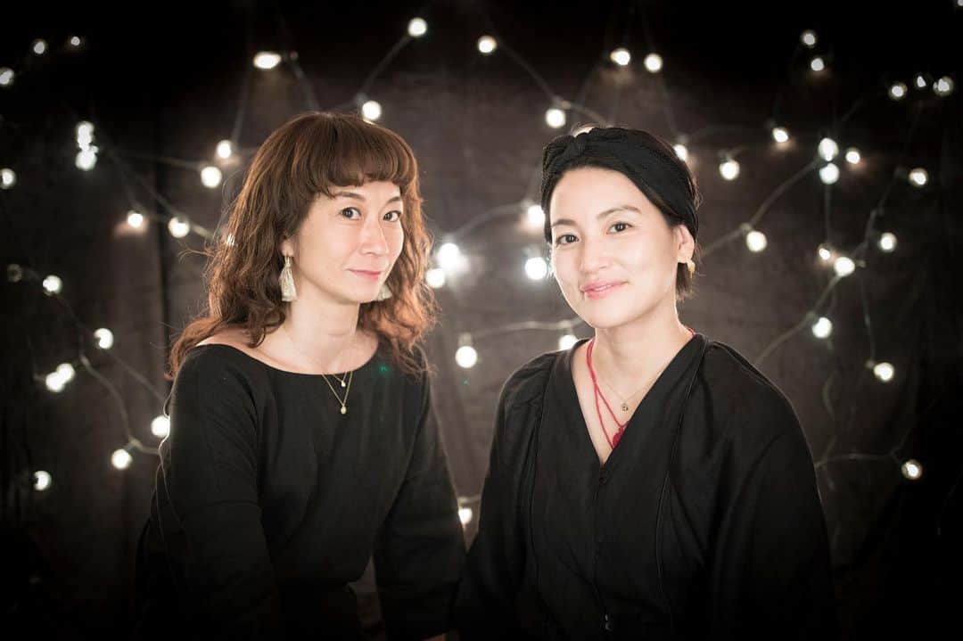桃生亜希子のインスタグラム：「今年もゆみ @yumind_saito に、Sister Maiko @maimaiichikawa と撮ってもらう。  なんか照れくさいし、「大人っぽく。」と言われて、笑っちゃって笑っちゃって仕方がない😂  最後は爆笑🤣 「やっぱり2人は、ガハハだね。」と、言われる。  口開きすぎ。w  私達、もはやコント。  #これからもよろしく #大人だけど #仕方がない #変られない #ゆみ姉妹写真mp」