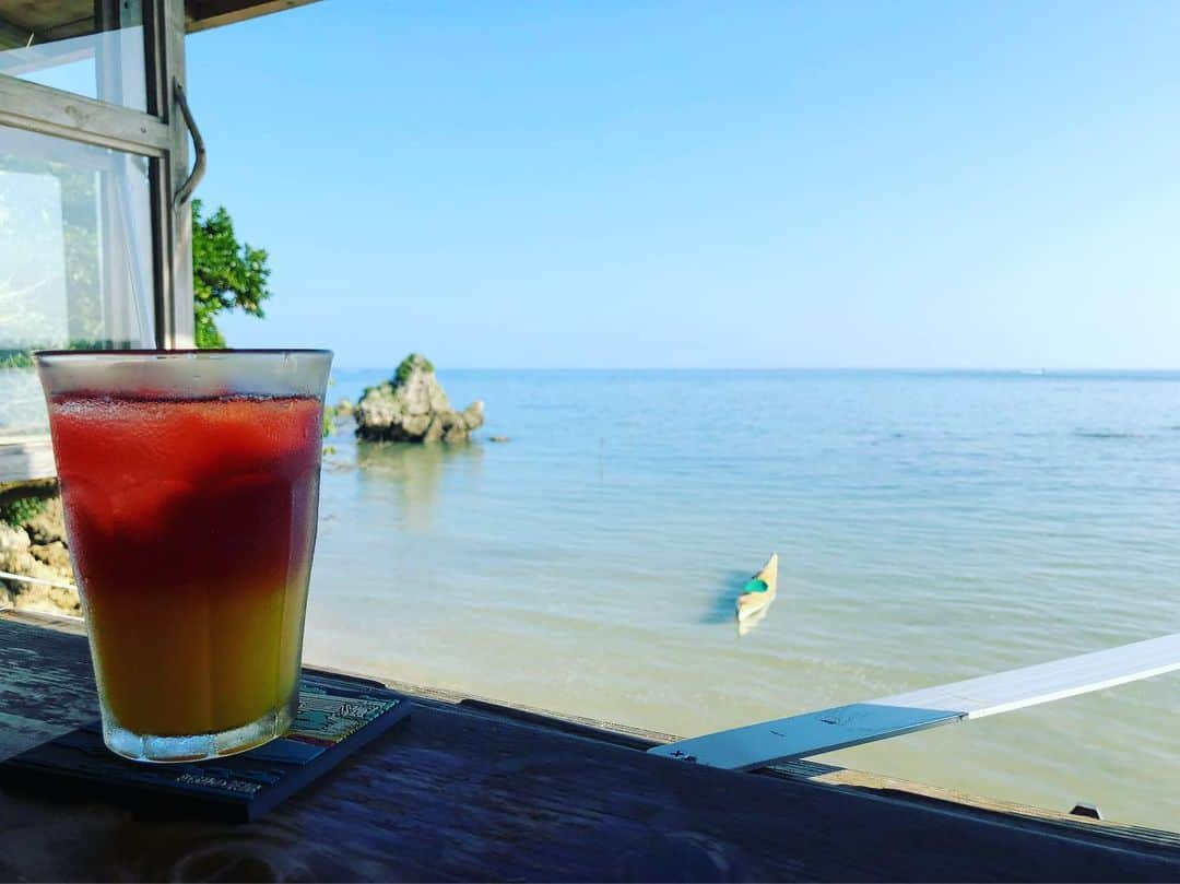 磯村洋祐のインスタグラム：「浜辺の茶屋  浜辺のすぐ上から夕陽を眺めながらお茶を飲む！  ゆったりしてるわー  はい、インスタ用にこの飲み物頼みましたが美味かった！！ #沖縄#浜辺の茶屋#うま#tea #眺め#良い#夕陽」