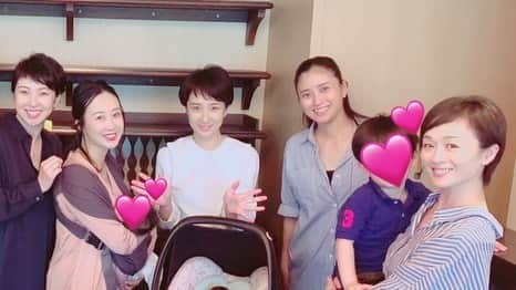 酒向杏奈さんのインスタグラム写真 - (酒向杏奈Instagram)「. . 最近は、日本を発つ前にと思い同期と沢山会っています♪ . 赤ちゃん連れが増えました！ 私も仲間入りです👶 先輩ママが沢山いて、教えてもらいたいことばかり💨 . 私はまだまだ3ヶ月弱の新米ですが…辛いポイントが一緒だったり、今となっては笑える話で大盛り上がり🎶 . 共感って大切だ〜✨ . 宝塚や舞台の話から、退団後の生活の話、そして結婚や出産、子育ての話。 . 共通の話題が沢山ある仲間がいるって素晴らしい！！ . そして、まいこ(映美くらら)の赤ちゃんとうちの子は同じ月に生まれて初めてご対面♪ . 向かい合わせたら、まいこbabyが「あ〜あ〜う〜う〜」と沢山話しかけてくれて、笑顔で赤ちゃん同士交信してました。(笑) 可愛すぎる光景でした💕 . お兄さん達にも可愛いがってもらえて良かったね！ . #85期 #同期 #ランチ #表参道 #CICADA #左から #彩那音 #花帆杏奈 #映美くらら #柊巴 #美鳳あや #あぁ〜楽しかった♪」7月16日 22時22分 - annacotta715